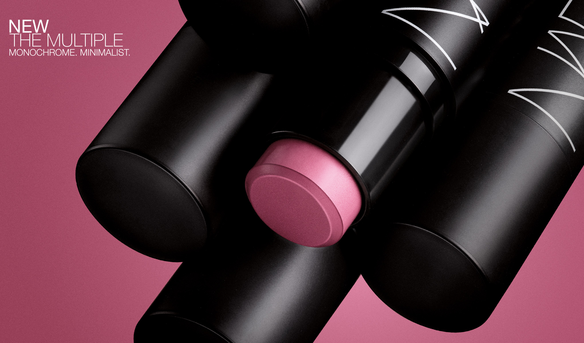 Nya The Multiple. Monokrom. Minimalistisk. Flera svarta kosmetikprodukter, varav en är öppnad och avslöjar en rosa nyans.