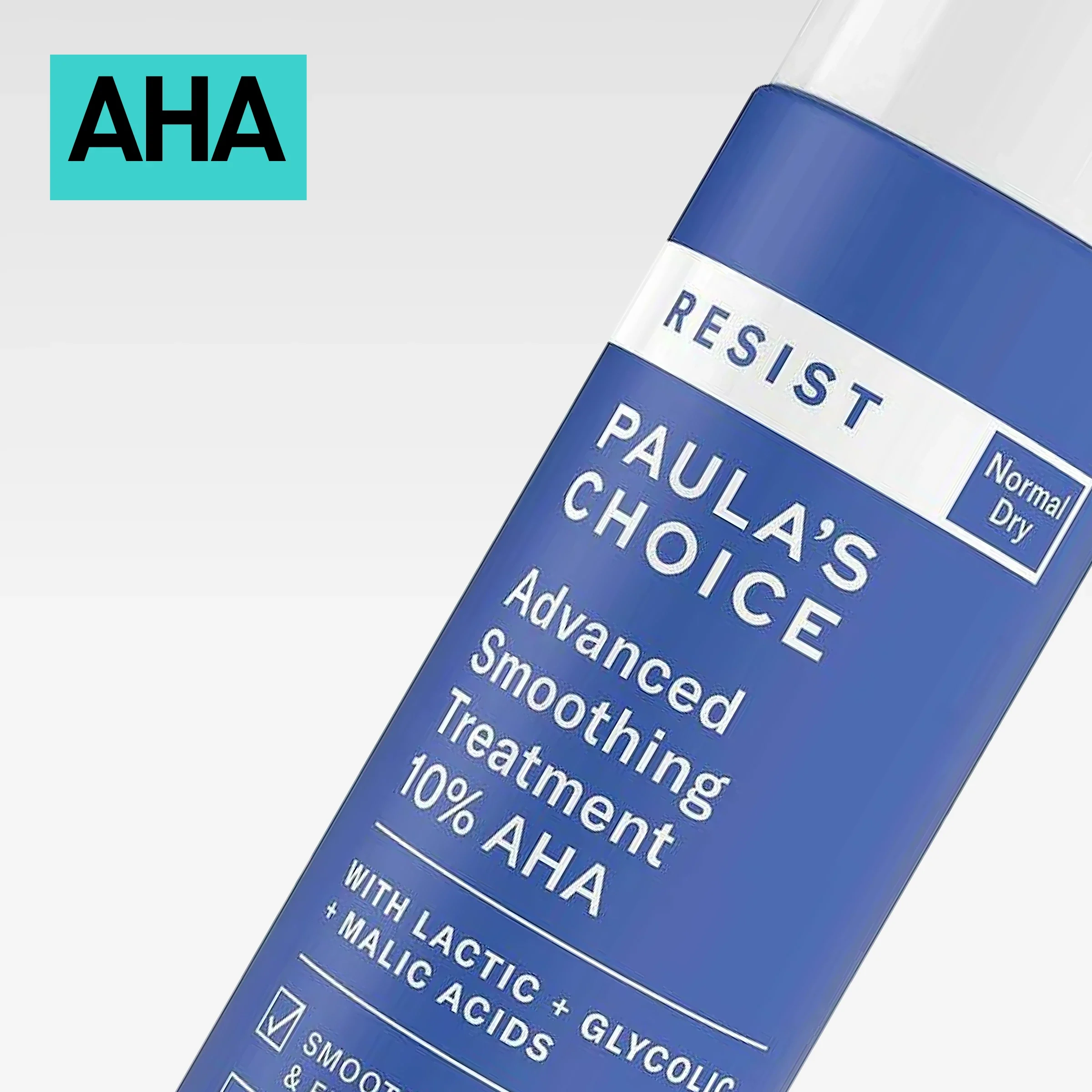 Blå flaske med teksten «Paula’s Choice Resist Advanced Smoothing Treatment 10% AHA», fotografert i nærbilde mot lys bakgrunn med turkis etikett merket «AHA».