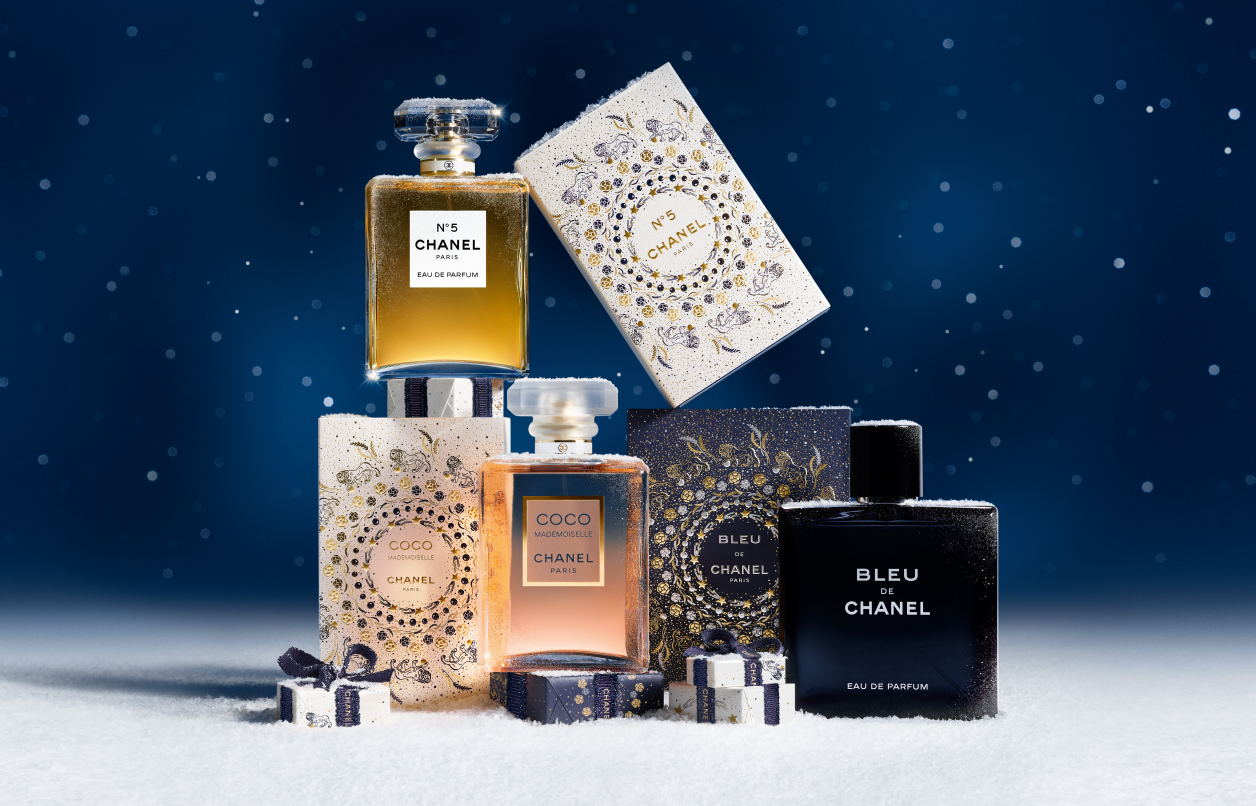 Chanel parfymer No. 5, Coco Mademoiselle, og Bleu de Chanel, på en snødekt bakgrunn med stjernehimmel.