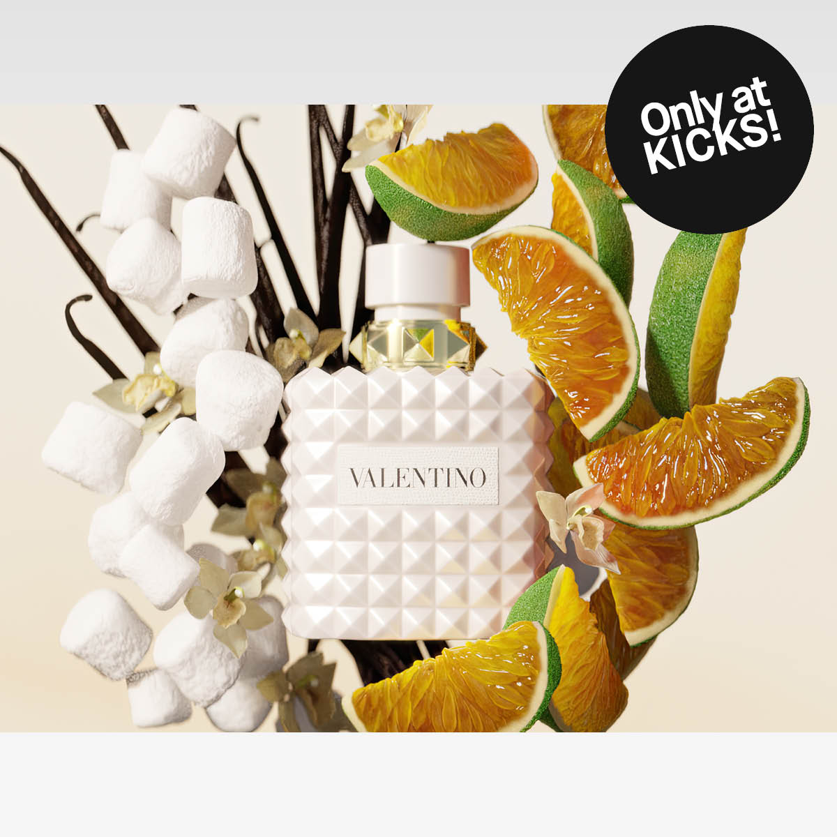 Hvit Valentino-parfymeflaske omgitt av marshmallows, vaniljestenger, blomster og appelsinskiver. Sticker med teksten "Only at KICKS!".