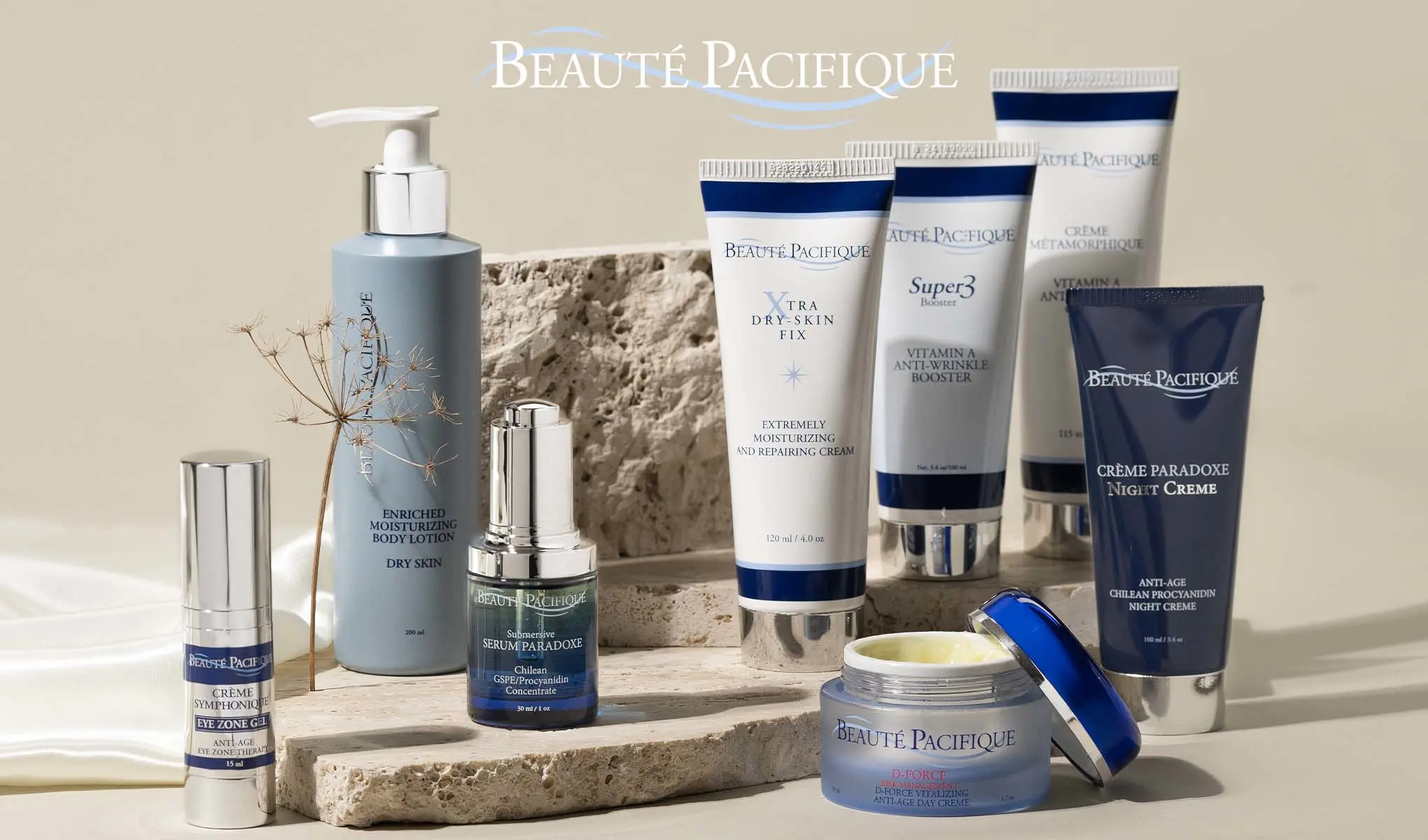 Beauté Pacifique -brändin ihonhoitotuotteiden kokoelma, tyylikkäästi aseteltu kivien ja vaalean taustan päälle. Tuotemerkin nimi Beauté Pacifique näkyy oikeassa yläkulmassa.