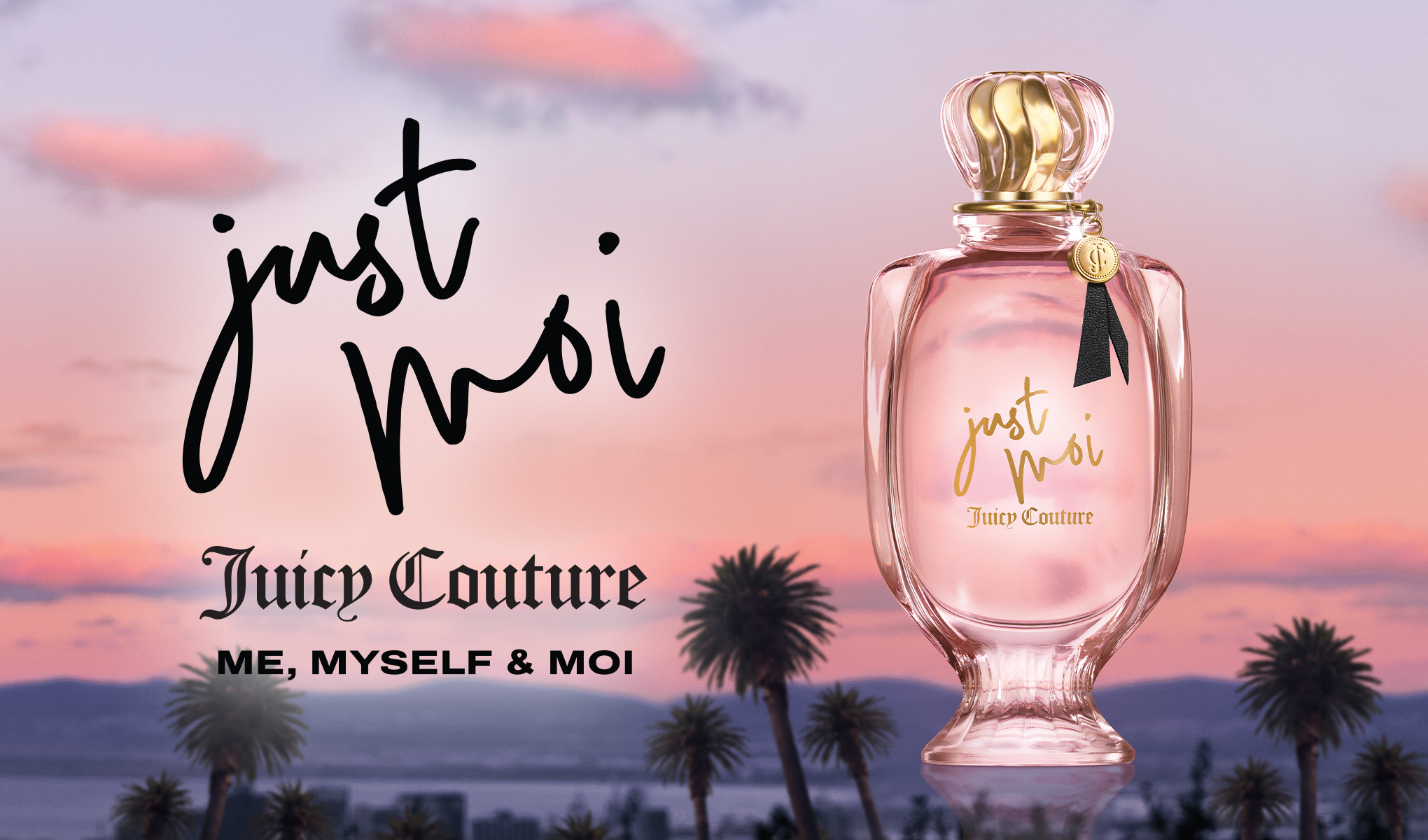 Juicy Couture Just Moi-parfymeflaske mot en rosa solnedgang med palmer i bakgrunnen. Tekst i bildet: «just moi», «Juicy Couture» og «Me, Myself & Moi».