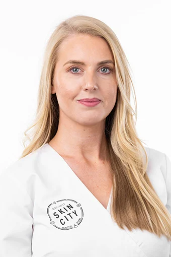 Kvinna med finurligt leende och långt blont hår med sidbena