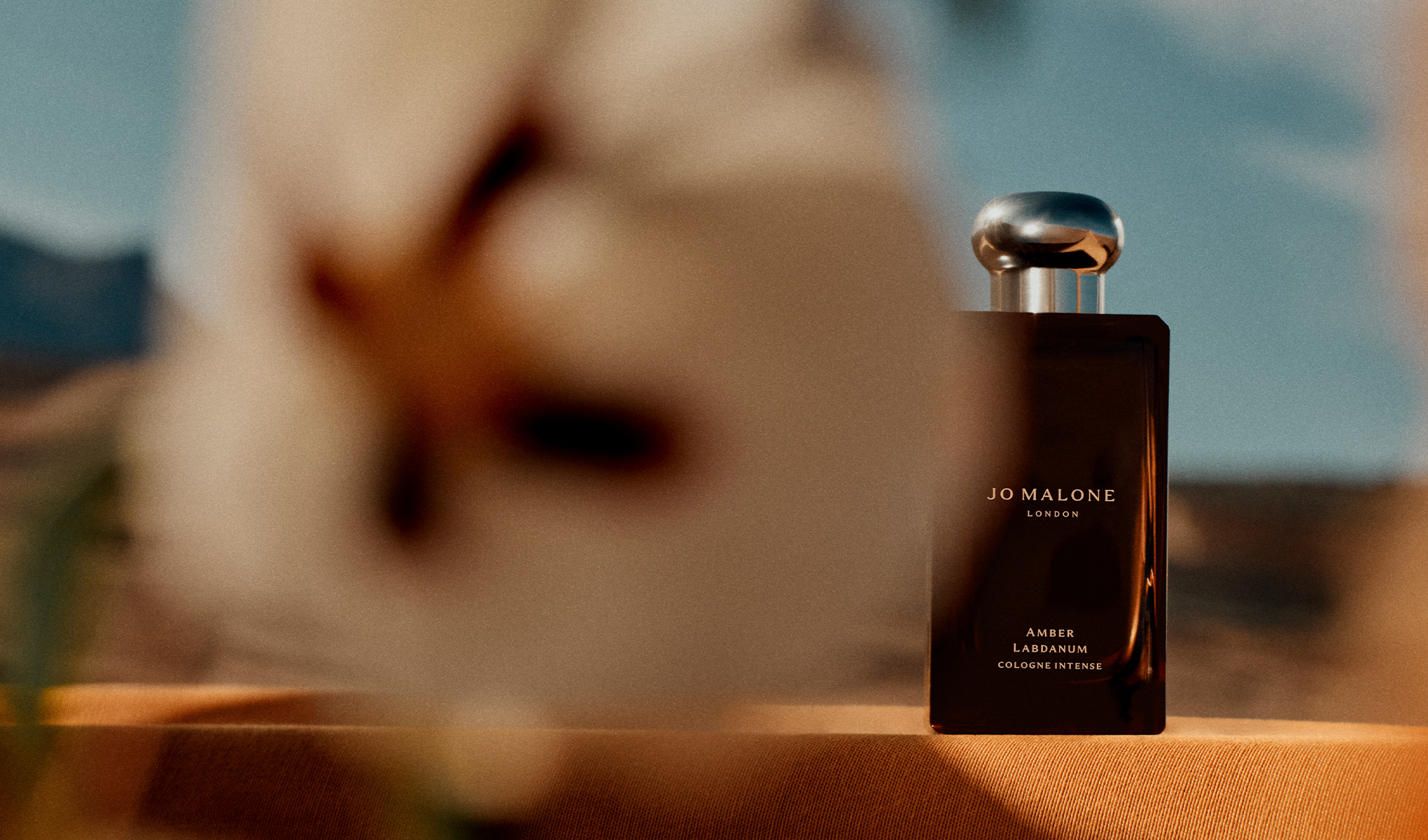 Jo Malone London Amber Labdanum Cologne Intense -parfyymipullo pöydällä.