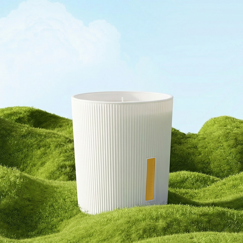 Hvit lys på grønt gress med blå himmel i bakgrunnen.