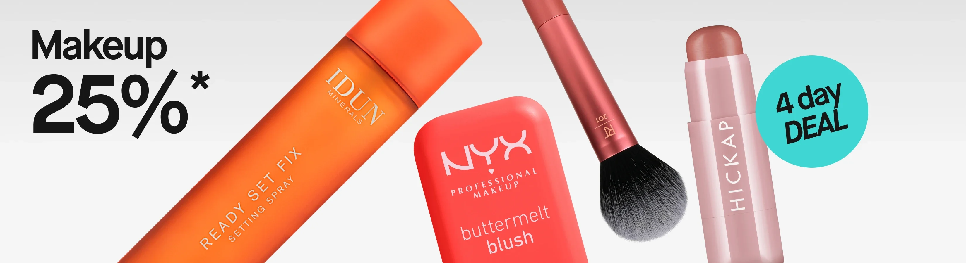 Makeup med texten ”Makeup 25%*” och den turkosa kampanjetiketten ”4 day DEAL”. Produkter från Real Techniques 201 sminkborste, NYX Professional Makeup Buttermelt Blush och IDUN Minerals Ready Set Fix Setting Spray visas mot en ljusgrå bakgrund.