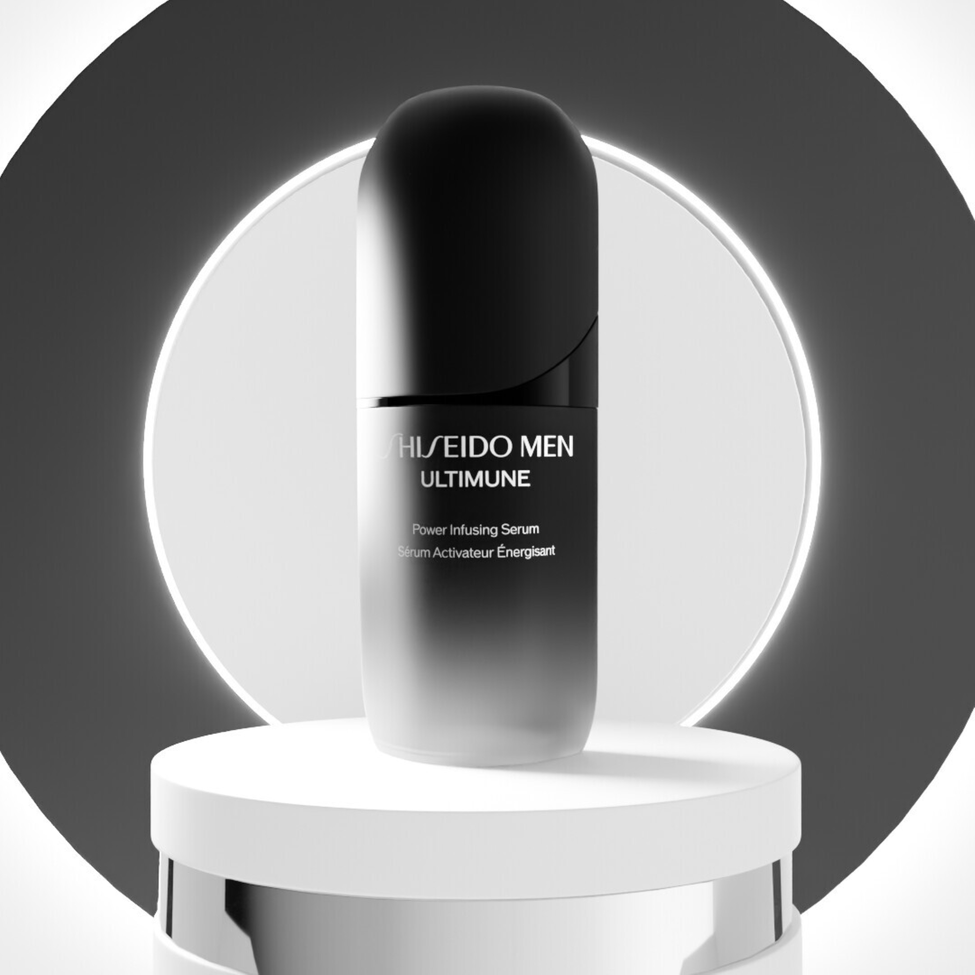 Shiseido Men Ultimune serumflaske plassert på en sokkel foran en rund lysring mot en mørk bakgrunn.