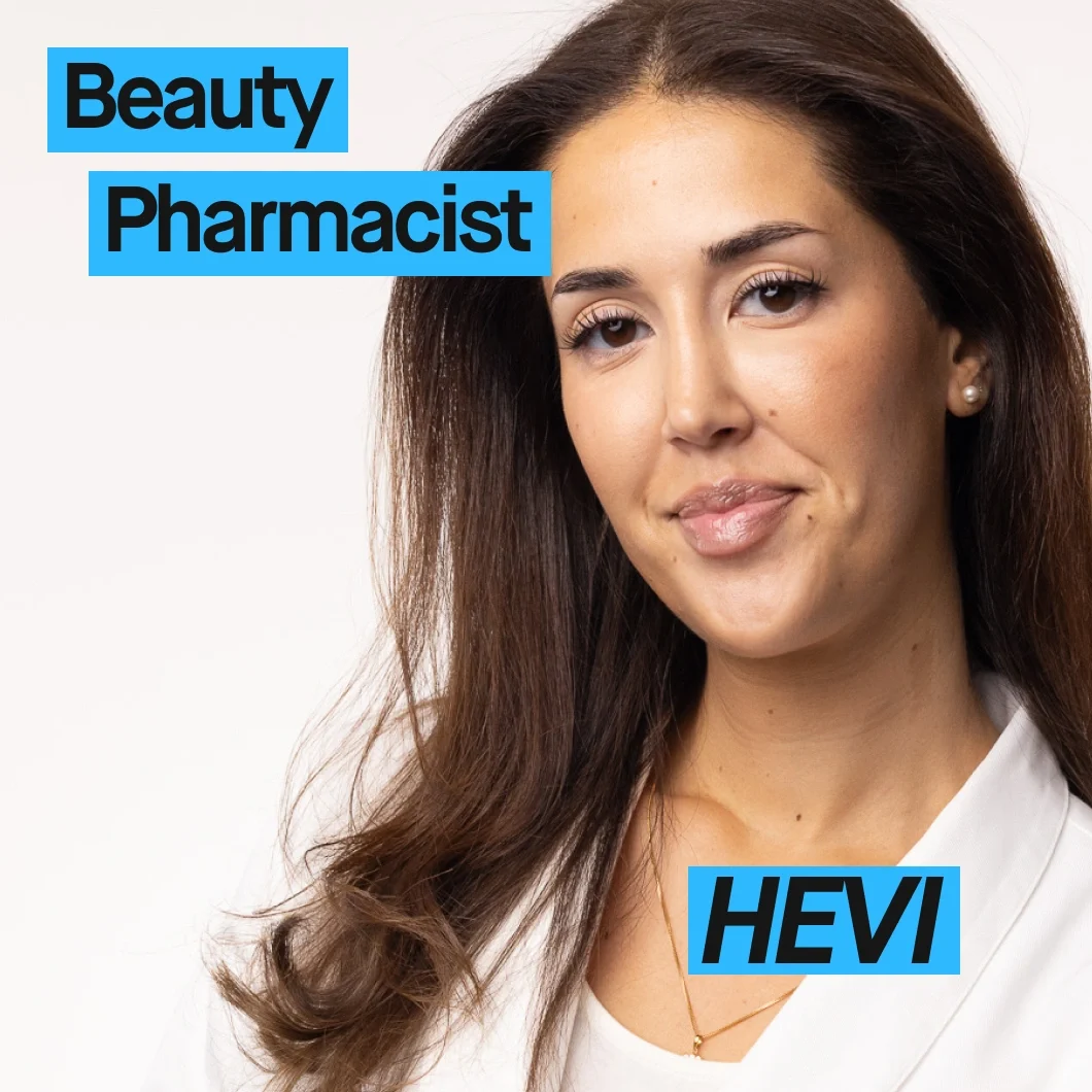 Porträtt av person med naturlig makeup och texten “Beauty Pharmacist” samt “HEVI” i blå rutor, mot ljus bakgrund.