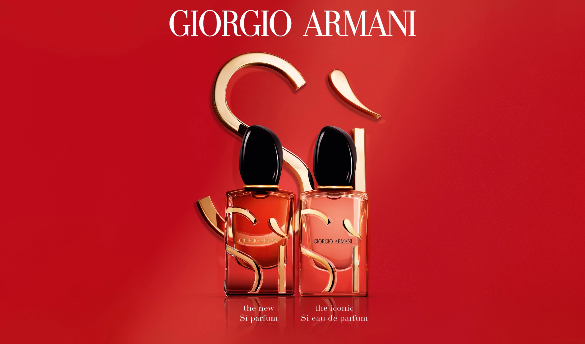 To Giorgio Armani Si-parfymeflasker står mot en rød bakgrunn, med en stor gull "Sì" bak dem.