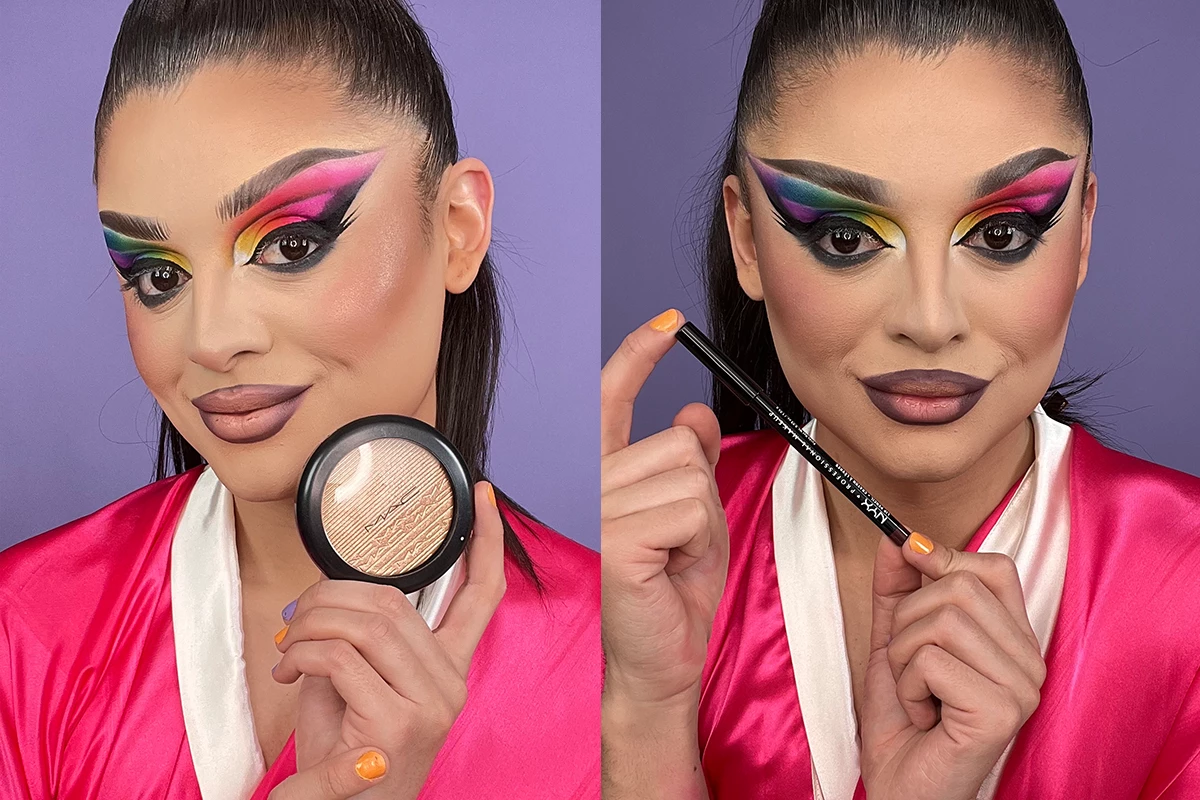 En person med suddat ansikte håller upp två olika sminkprodukter mot en lila bakgrund.