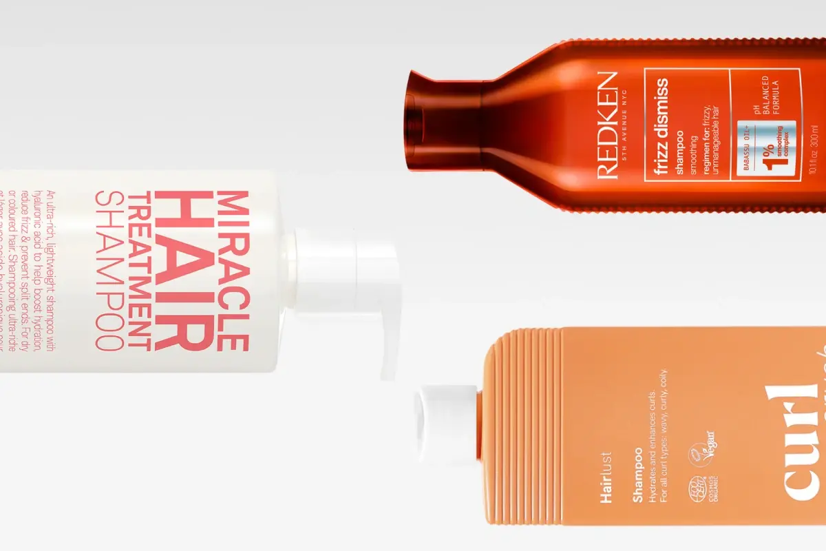 Tre schampoflaskor: Miracle Hair Treatment, Redken Frizz Dismiss och Hairlust Curl.