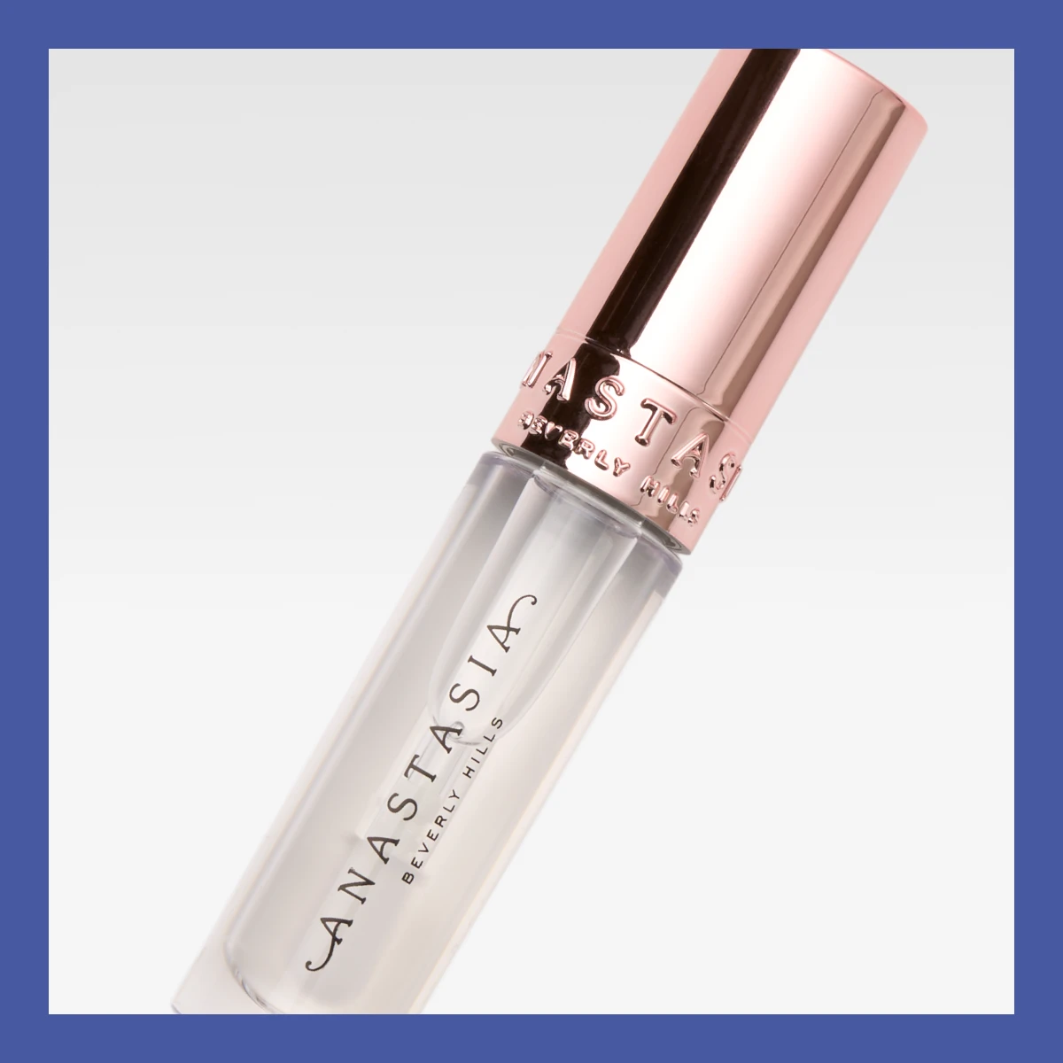 Anastasia Beverly Hills -huulikiilto kirkkaassa pullossa, jossa on ruusukultainen korkki.