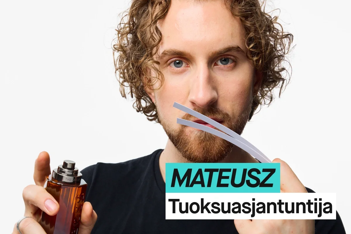 Henkilö, jolla on kiharat hiukset, pitää hajuvesipulloa ja tuoksuliuskoja kasvojensa edessä vaaleanharmaata taustaa vasten ja käyttää mustaa KICKS-paitaa. Turkoosi ja valkoinen teksti näyttävät “MATEUSZ” ja “Doftexpert”.