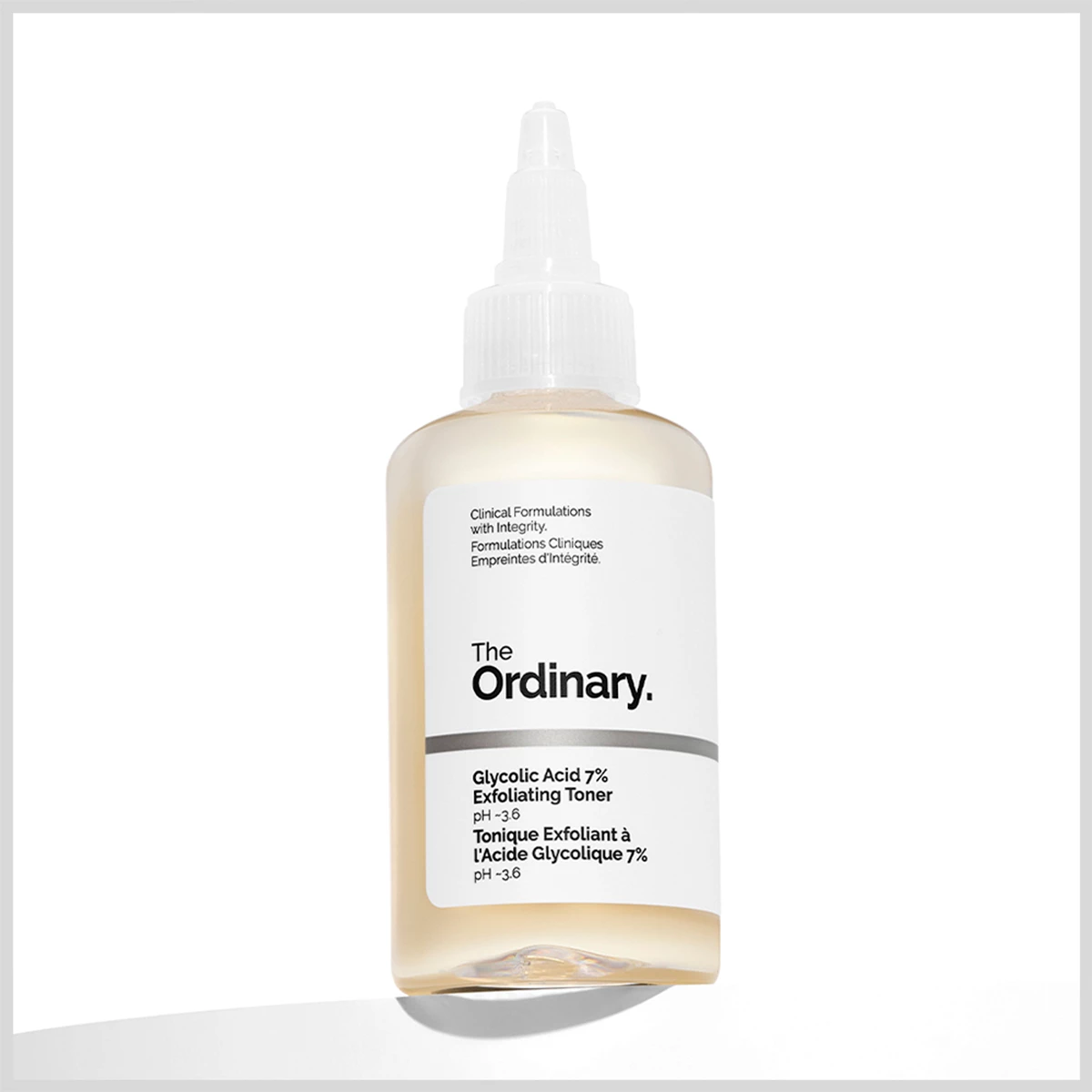 The Ordinary Glycolic Acid 7% Exfoliating Toner mot ljus vit bakgrund.