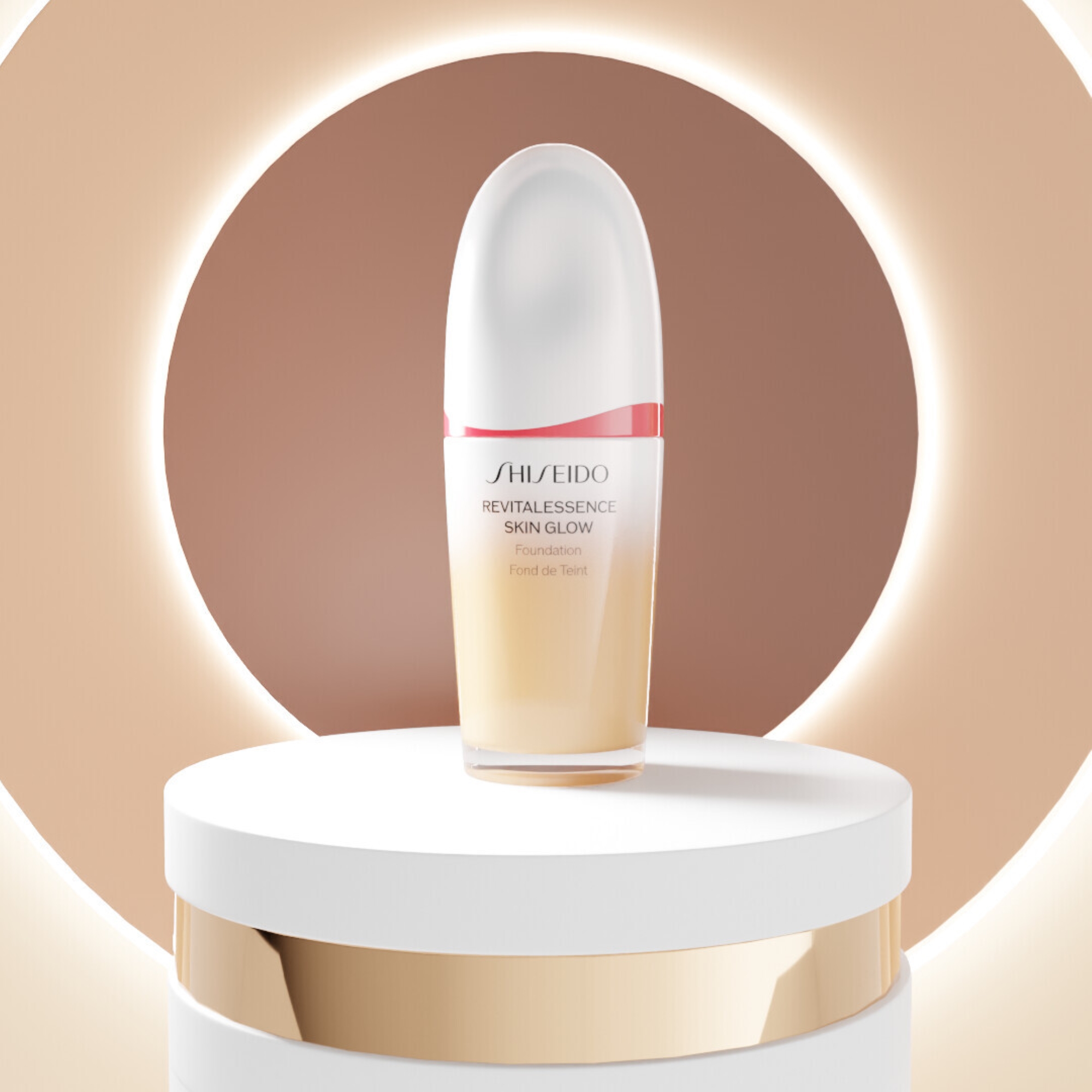 Shiseido Revitalessence Skin Glow foundationflaska placerad på en piedestal framför en rund ljusring.