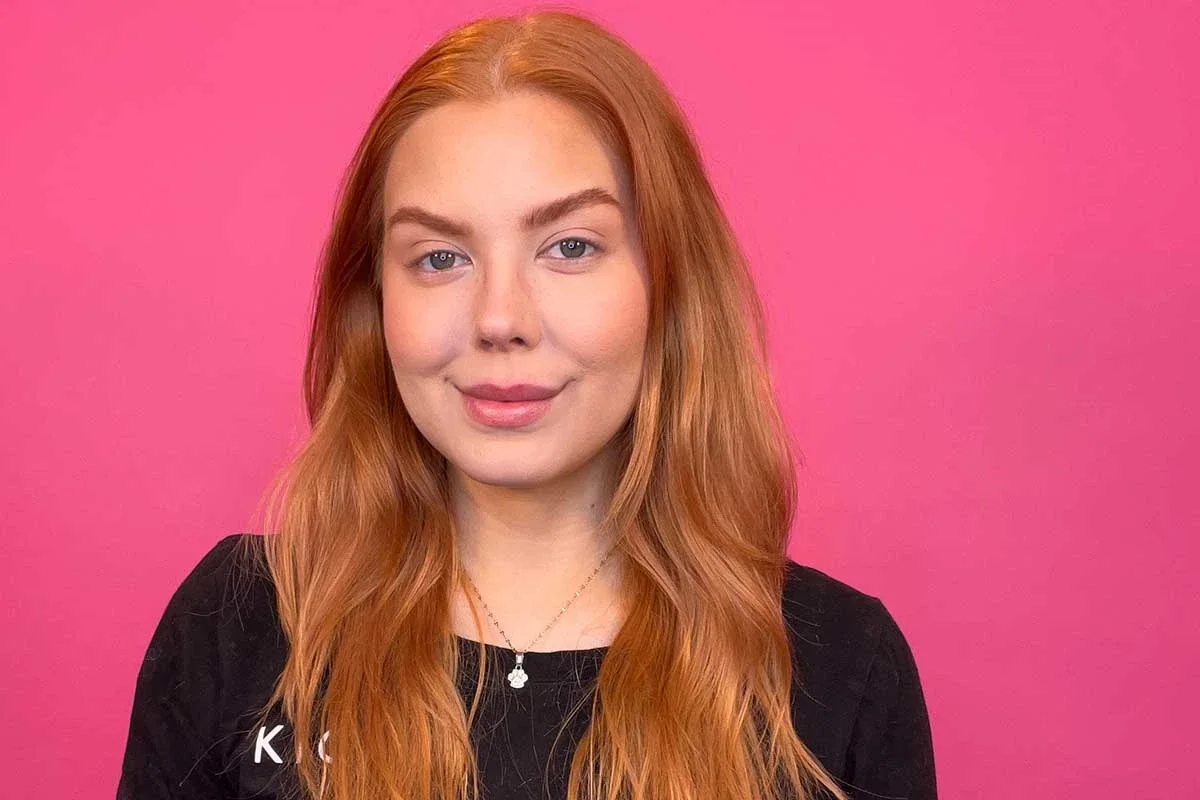 KICKS beautyekspert Isabella mot Cerise-bakgrunn.