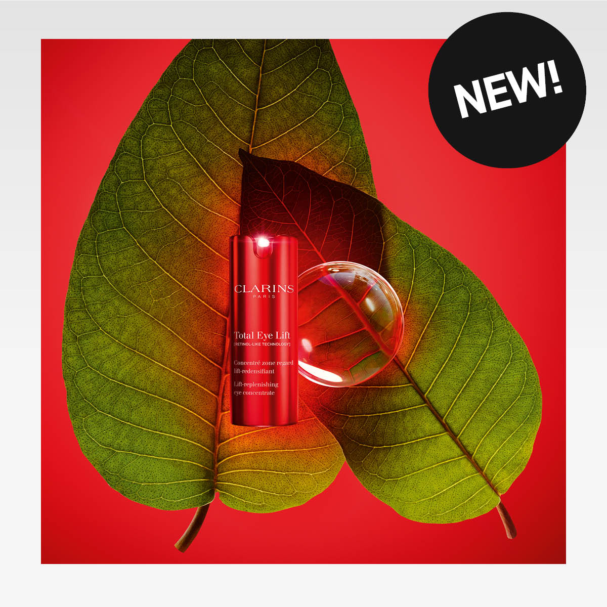 Clarins Total Eye Lift mot röd bakgrund med grönt löv. Svart sticker med texten "NEW!".