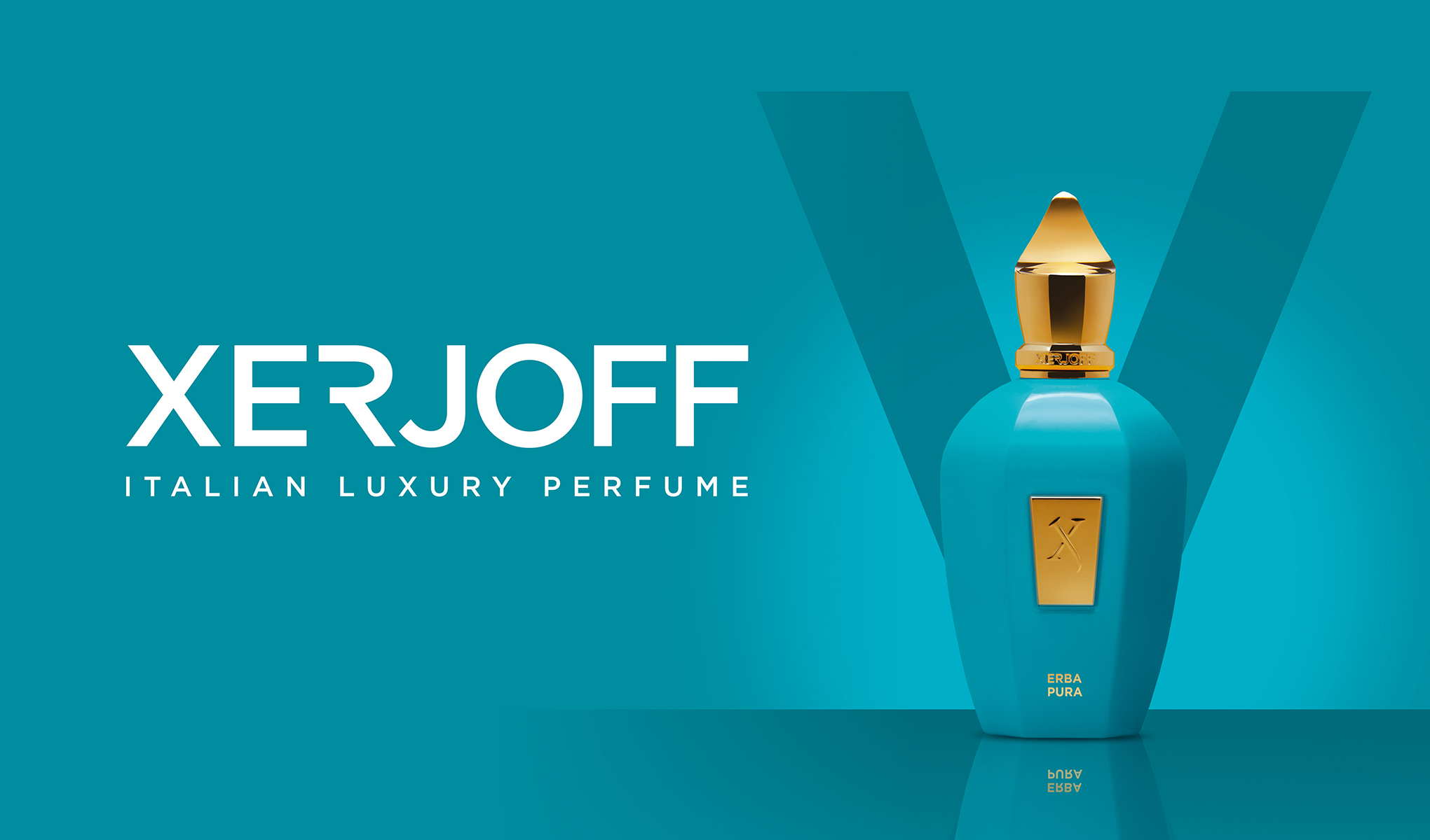 Ylellinen hajuvesipullo Xerjoffilta. Pullo on turkoosi ja siinä on kullanvärinen korkki ja yksityiskohtia. Pullon vasemmalla puolella on teksti ”XERJOFF Italian Luxury Perfume” valkoisella värillä turkoosilla pohjalla.