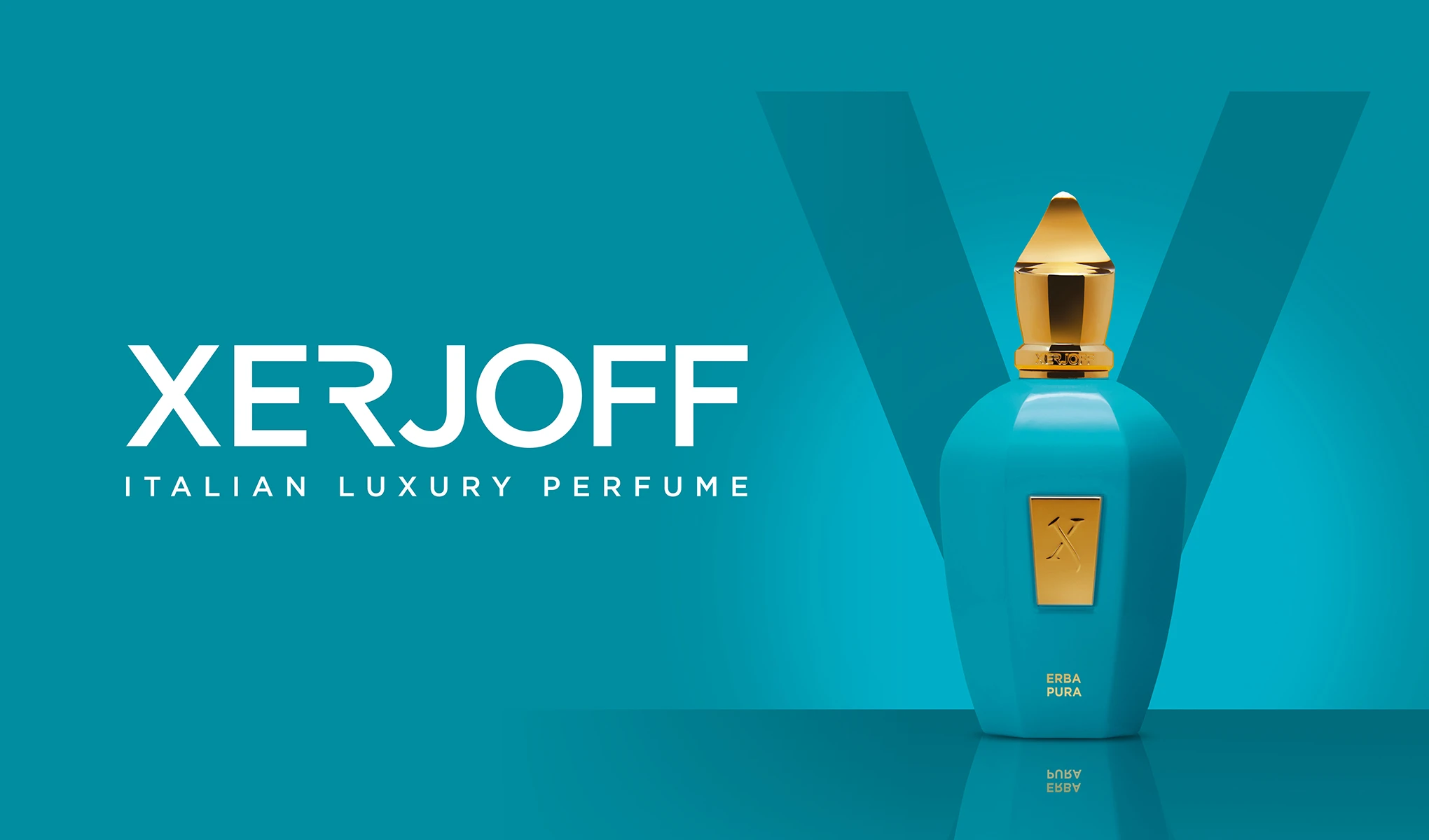 Ylellinen hajuvesipullo Xerjoffilta. Pullo on turkoosi ja siinä on kullanvärinen korkki ja yksityiskohtia. Pullon vasemmalla puolella on teksti ”XERJOFF Italian Luxury Perfume” valkoisella värillä turkoosilla pohjalla.