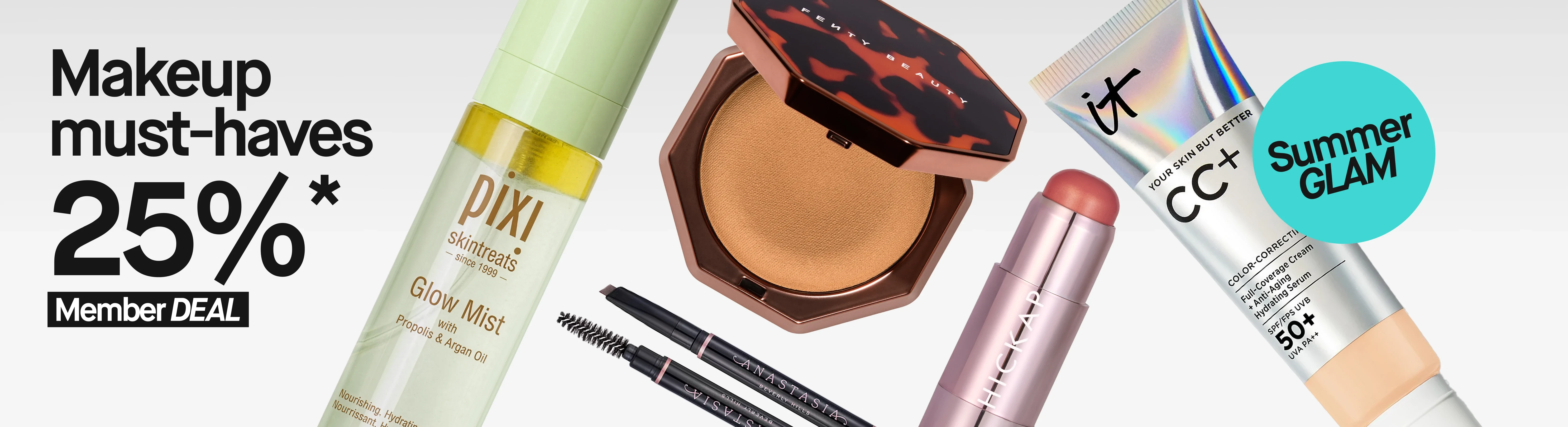 Kampanjbild mot ljusgrå bakgrund med texten “Makeup must-haves 25%* Member DEAL” och en turkos cirkel med texten “Summer GLAM”. Produkterna som visas är Pixi Glow Mist, Anastasia Beverly Hills ögonbrynspenna, Fenty Beauty puder, HICKAP makeupstick och IT Cosmetics CC+ Color-Correcting Full-Coverage Cream SPF 50+. Synlig text inkluderar “Pixi Skintreats”, “Glow Mist”, “Propolis & Argan Oil”, “ANASTASIA”, “FENTY BEAUTY”, “HICKAP”, “CC+”, “SPF/FPS UVB 50+”, “Summer GLAM” och “Member DEAL”.