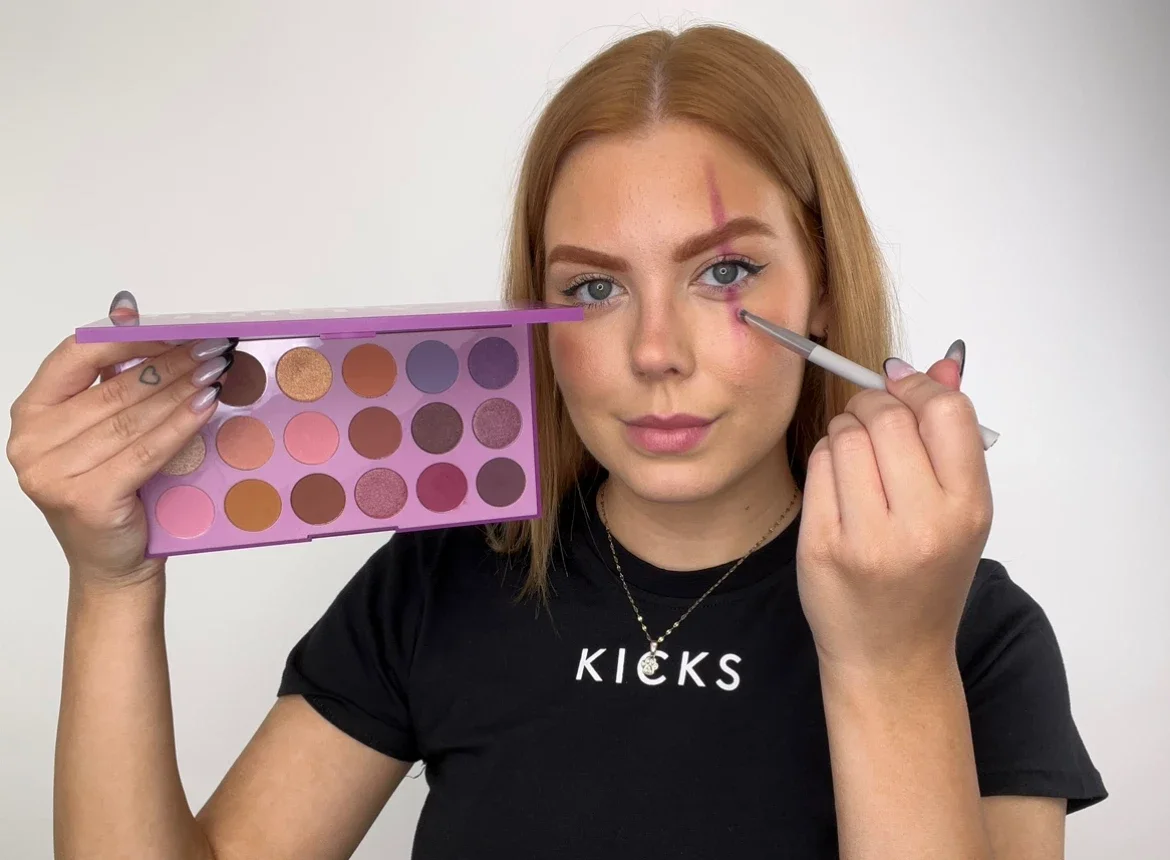 KICKS' makeupartist Isabella viser deg steg for steg hvordan du kan bruke en skremmende tolkning av den klassiske klovnelooken.