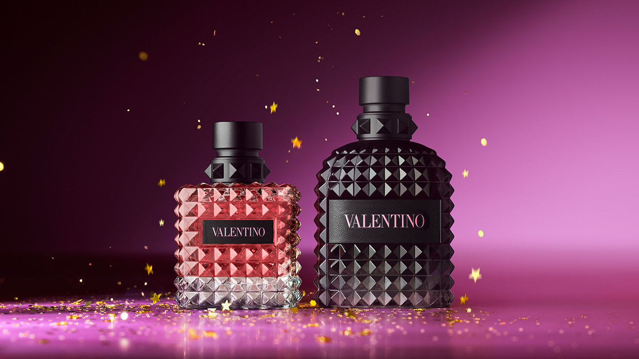 Kaksi Valentino-hajuvettä violetilla kimaltavalla taustalla: Donna Born In Roma Intense ja Uomo Born In Roma EdT. Täydelliset joululahjat naiselle ja miehelle.