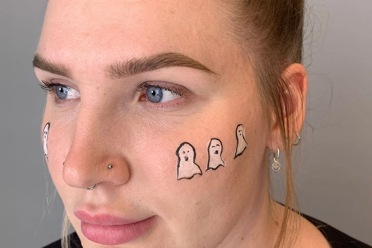 En person med et spøkelse på kinnet.