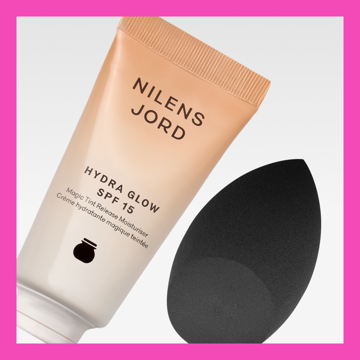 Nilens Jordin kosteusvoide SPF 15 ä nimeltä "Hydra Glow". Voide tulee beigessä tuubissa, jossa on musta teksti. Tuubin vieressä on musta meikkisieni.