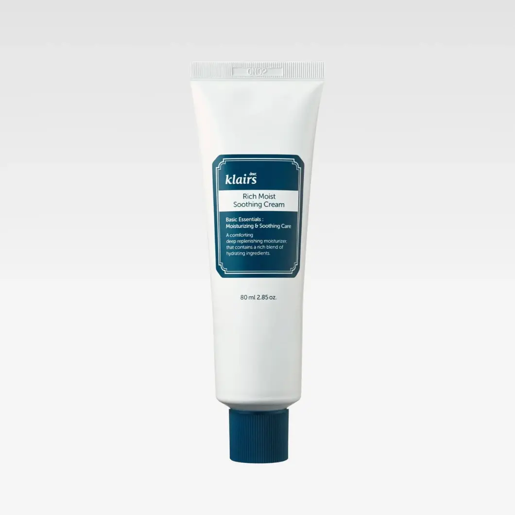 Valkoinen Klairs Rich Moist Soothing Cream -tuubi, 80ml, tummansinisellä korkilla.