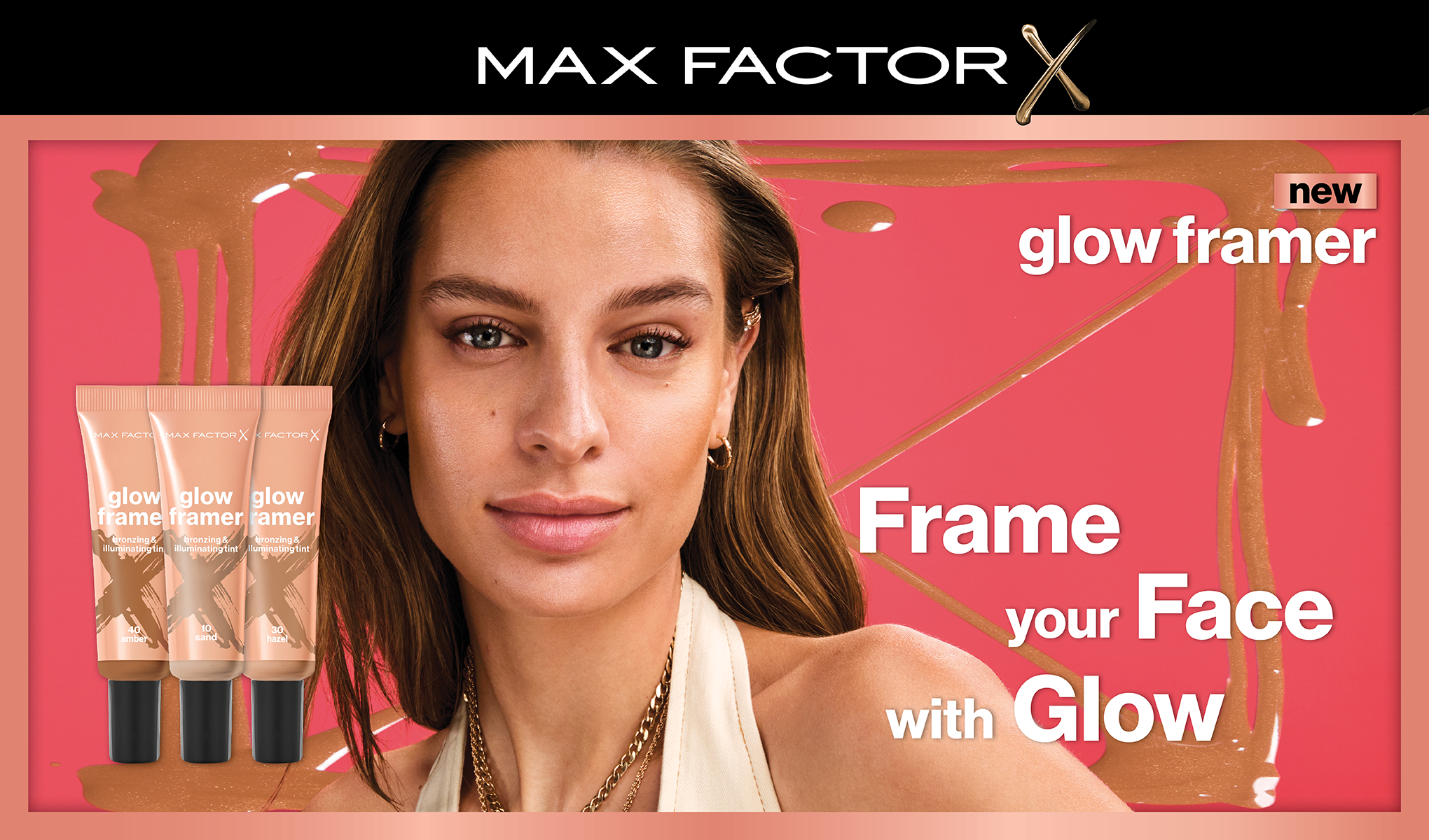 Mainoskuva Max Factor X Glow Framer -tuotteesta. Naisen kasvot ja kolme Glow Framer -meikkituotetta vaaleanpunaisella taustalla.