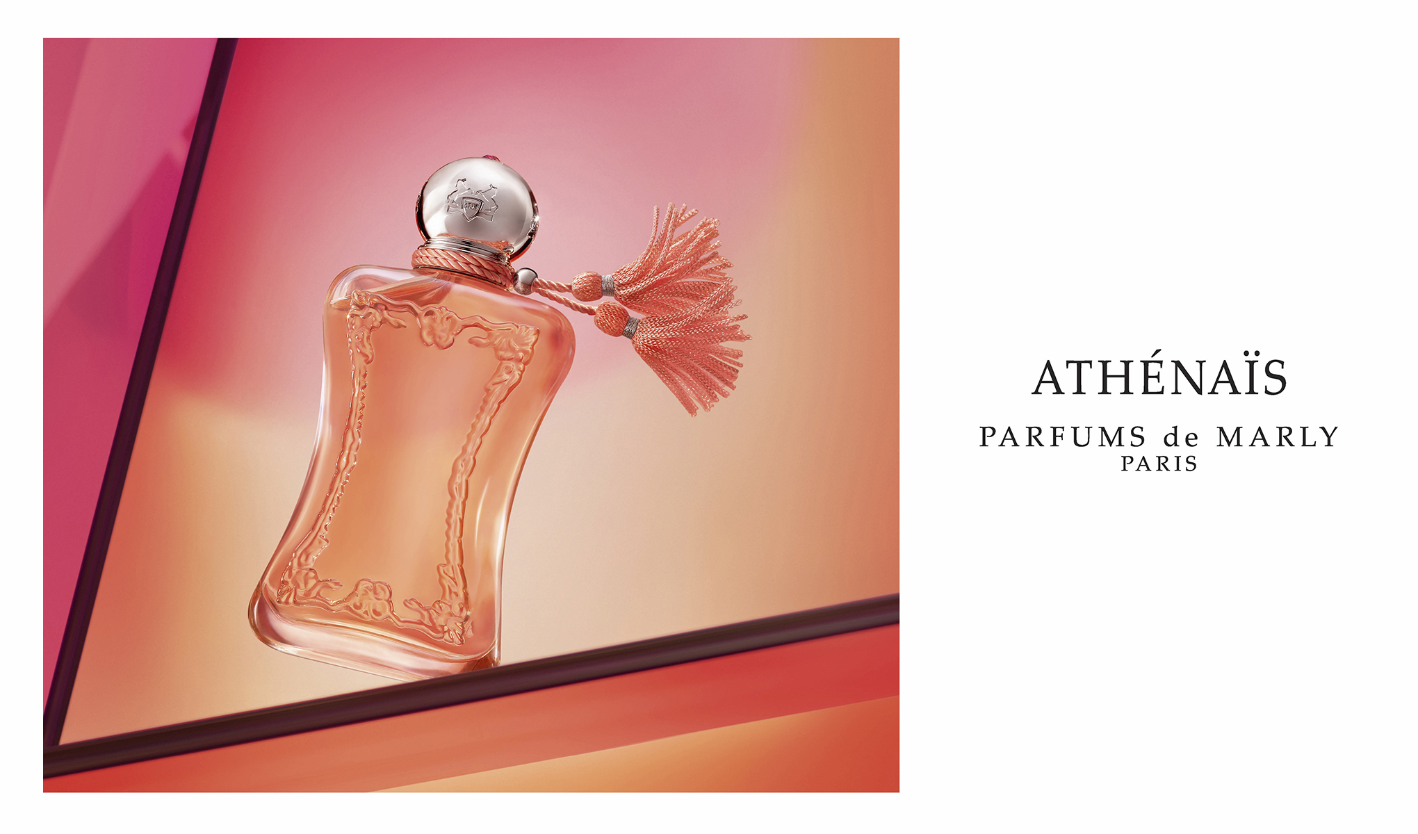 Parfymeflaske i rosa tone med dekorativ form og duskdeltalj mot bakgrunn i rosa og oransje gradient, med teksten “ATHÉNAÏS PARFUMS de MARLY PARIS”.