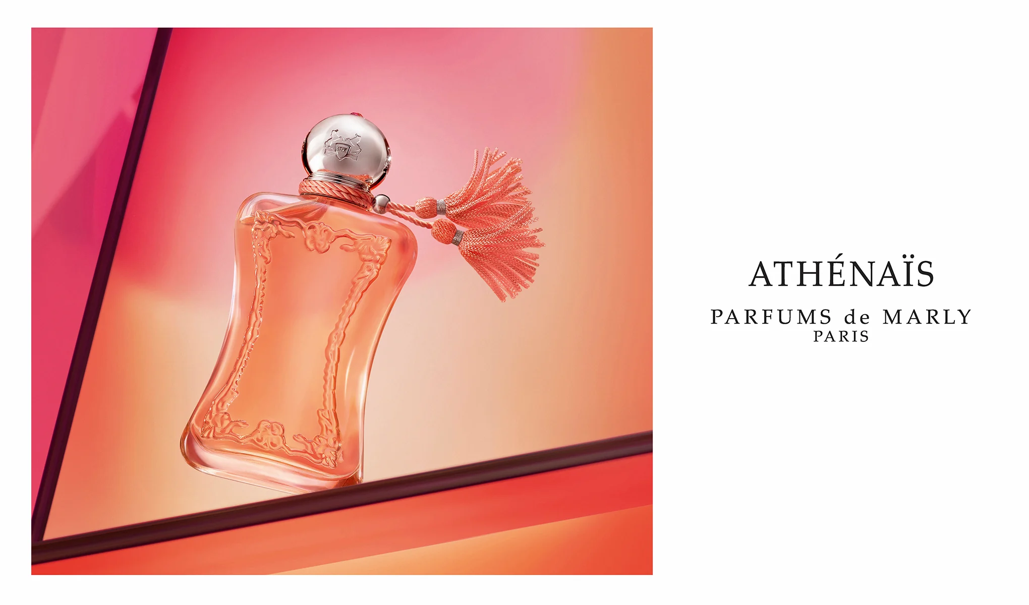 Parfymeflaske i rosa tone med dekorativ form og duskdeltalj mot bakgrunn i rosa og oransje gradient, med teksten “ATHÉNAÏS PARFUMS de MARLY PARIS”.