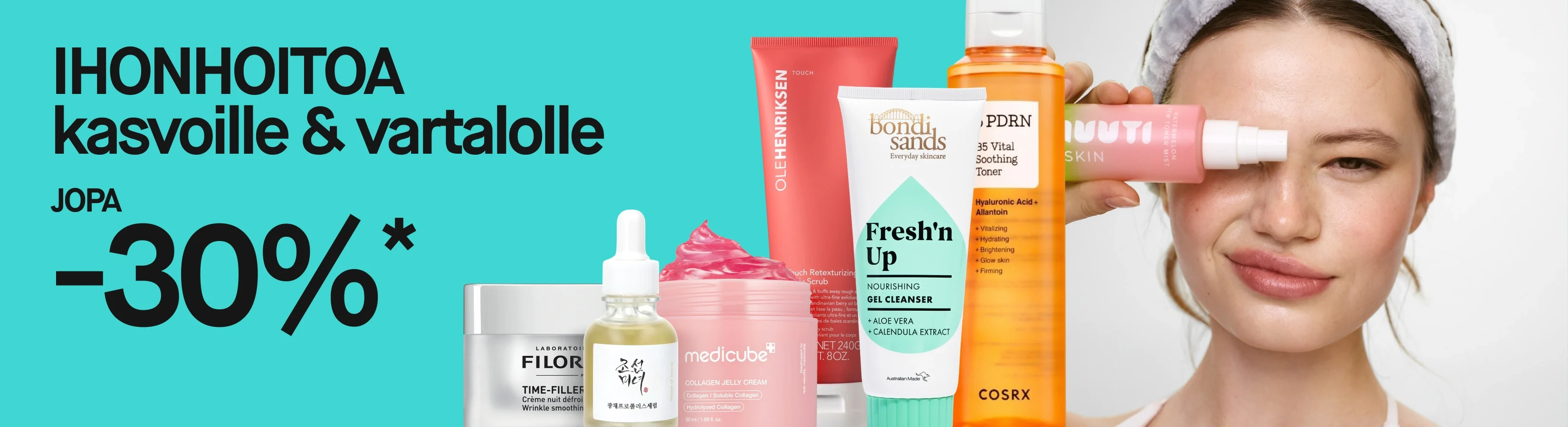 Turkoosilla taustalla näkyy teksti "HUDVÅRD ansikte & kropp UPP TILL 30%*". Vieressä näkyy valikoima ihonhoitotuotteita sekä henkilö, jolla on harmaa hiuspanta ja joka pitää MUUTI SKIN Watermelon Dew Toner Mist -kasvosuihketta toisen silmän edessä.