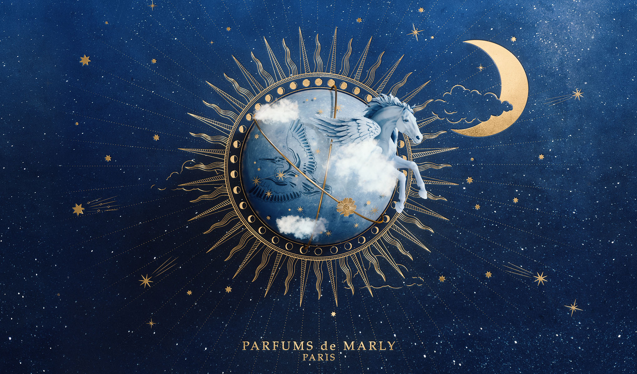 Blå himmel med gullstjerner og en halvmåne. I midten er en stor sol, foran den flyr en hvit bevinget hest blant skyene.