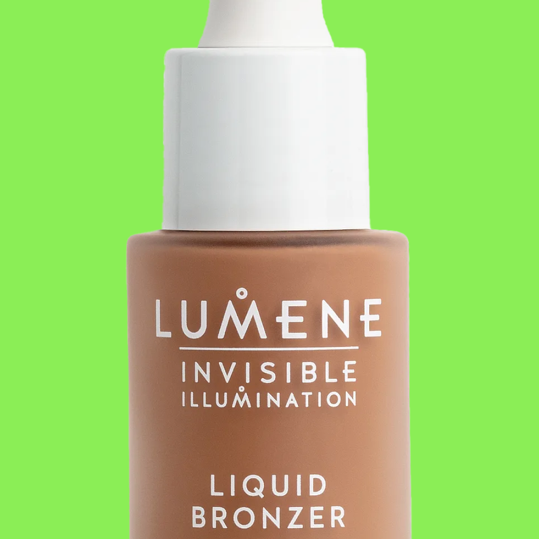 Pullo nestemäistä aurinkopuuteria, jossa teksti “LUMENE INVISIBLE ILLUMINATION LIQUID BRONZER” vihreää taustaa vasten.