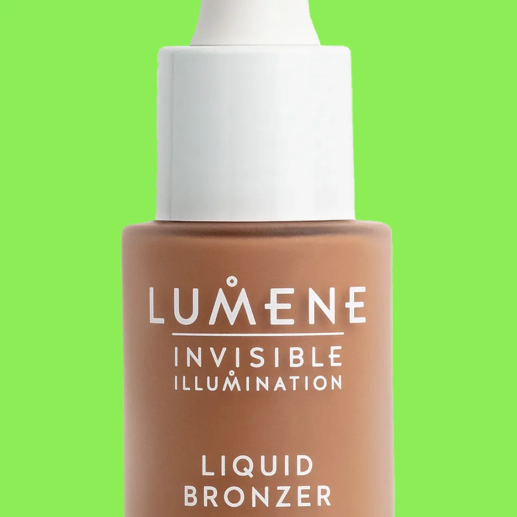 Flaske med flytende bronzer merket “LUMENE INVISIBLE ILLUMINATION LIQUID BRONZER” mot grønn bakgrunn.