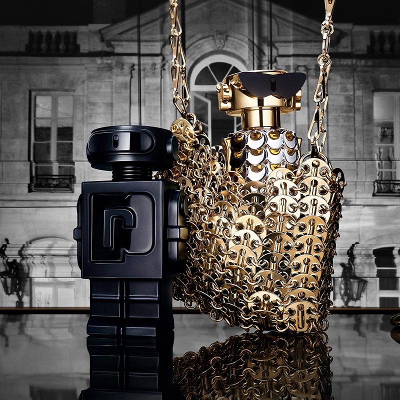 Musta Phantom-hajuvesipullo ja kultainen Fame-hajuvesipullo kultaisesta metallista valmistetussa laukussa.