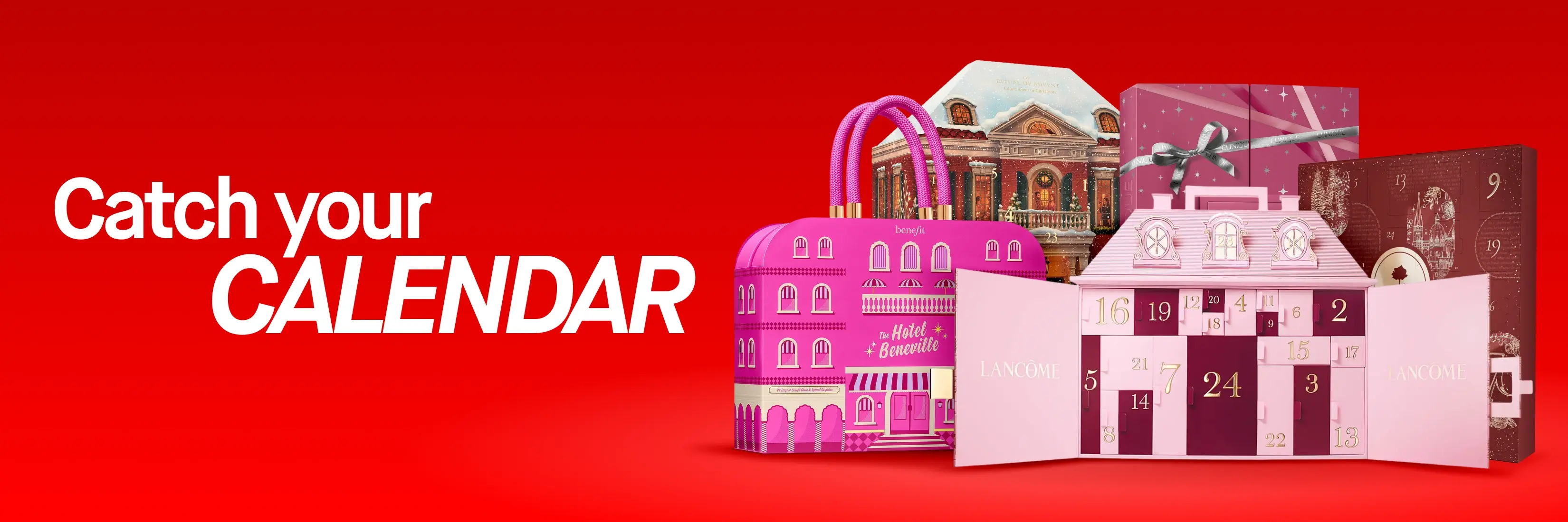 Catch your CALENDAR. Flere adventskalendere: rosa Benefit-hotell og lyserosa Lancôme-hus på rød bakgrunn.