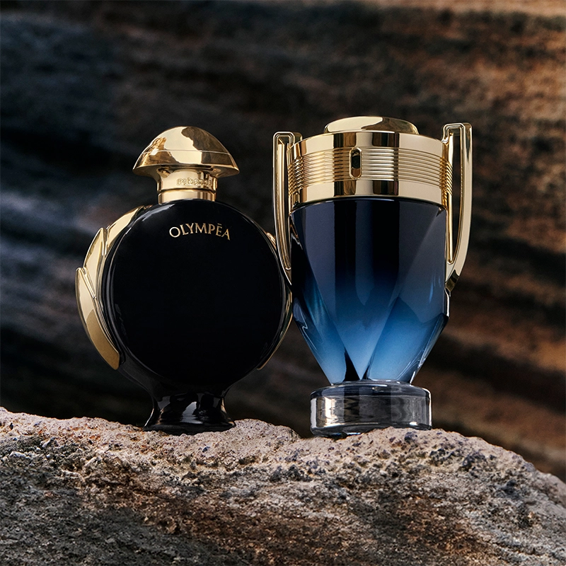 Olympea og Invictus parfymeflasker står på sten.