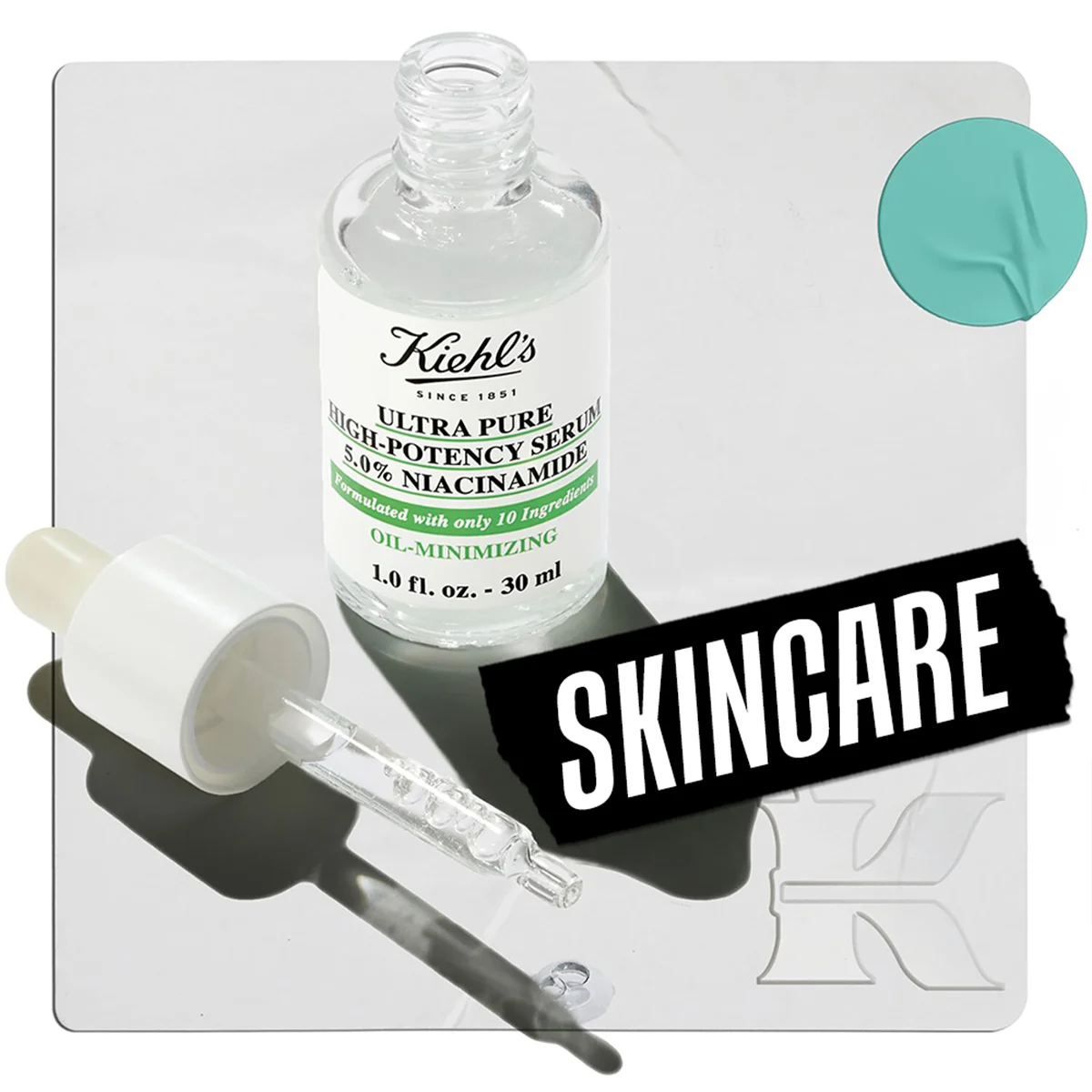 En flaska Kiehl's Ultra Pure High-Potency Serum med 5.0% Niacinamide, placerad mot en ljus bakgrund. Flaskans pipett ligger bredvid, och en liten droppe serum är synlig. I övre högra hörnet finns en turkos cirkel och i nedre högra hörnet syns Kiehl's logotyp. Texten "Skincare" är placerad i nedre vänstra hörnet.