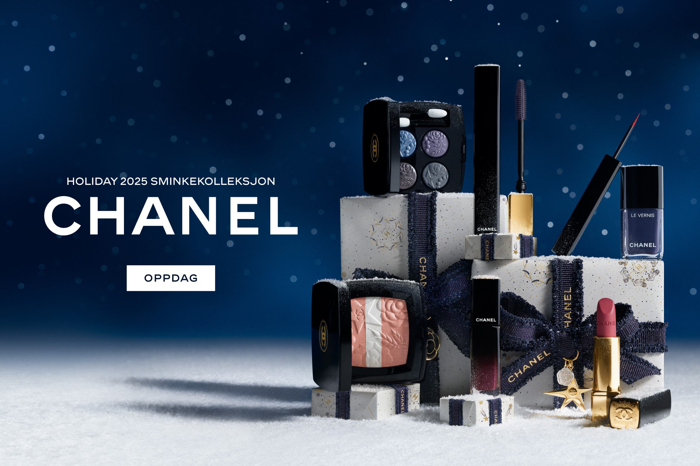 Makeupprodukter fra Chanel mot en vinterlig mørkeblå balkgrunn med teksten Holiday 2025 sminkekolleksjon