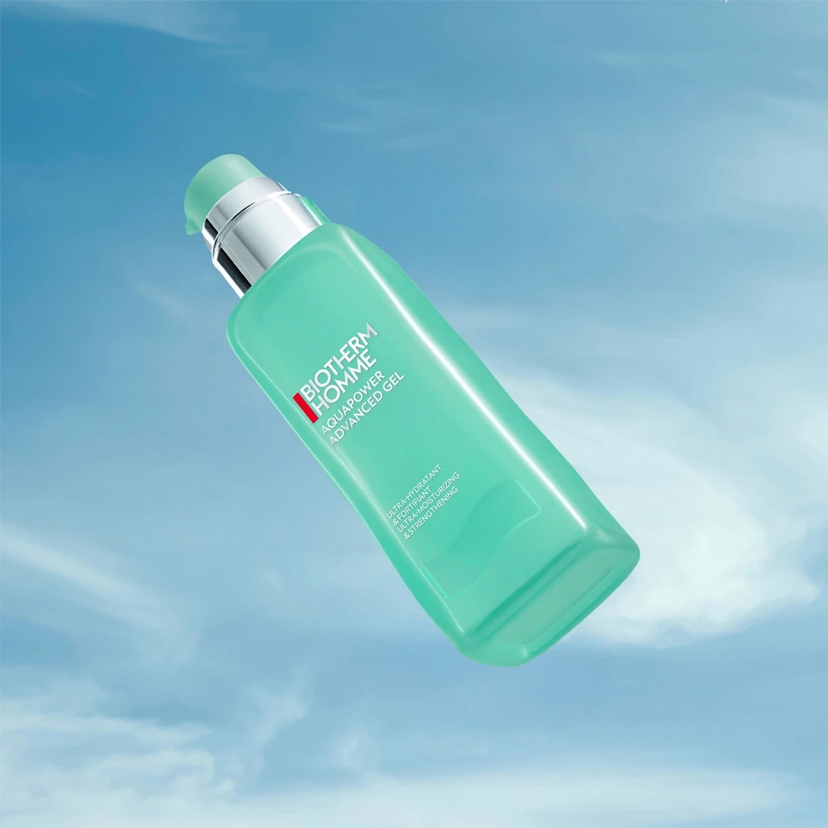 Biotherm Homme Aquapower Advanced Gel, erittäin kosteuttava ja vahvistava geeli, sinistä taivasta vasten.