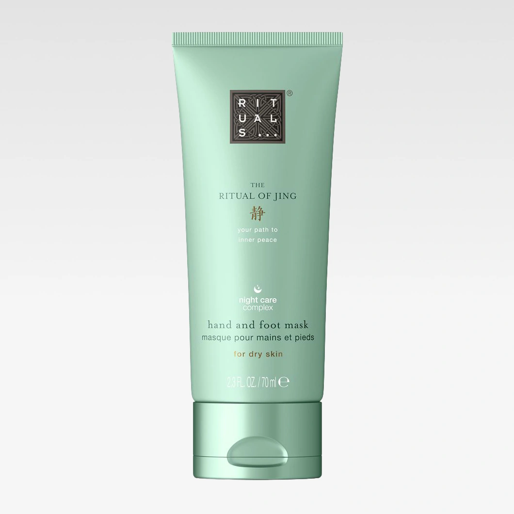 Vihreä Rituals The Ritual of Jing hand and foot mask -käsien ja jalkojen naamio kuivalle iholle. Pakkauksessa näkyvät tekstit “your path to inner peace”, “night care complex”, “hand and foot mask” ja “for dry skin”.