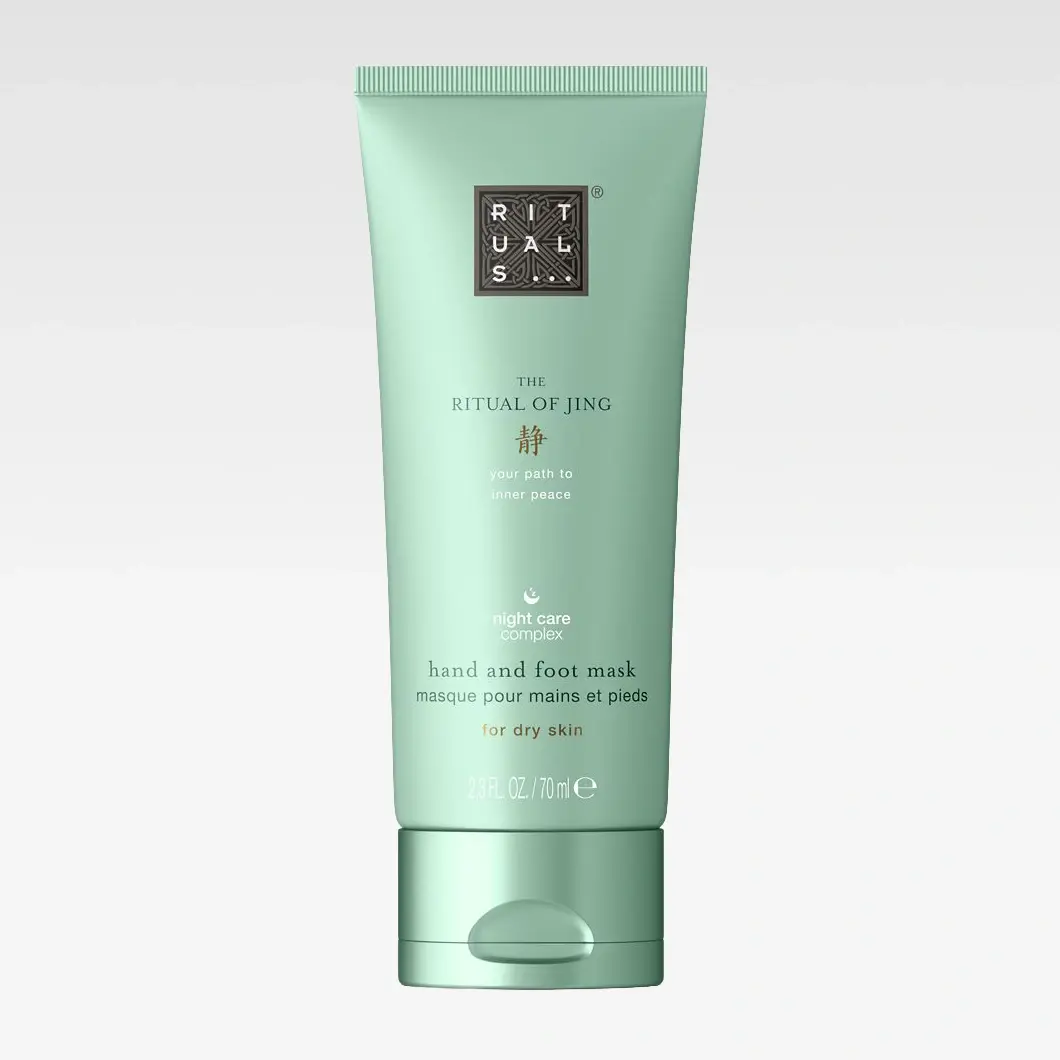 Vihreä Rituals The Ritual of Jing hand and foot mask -käsien ja jalkojen naamio kuivalle iholle. Pakkauksessa näkyvät tekstit “your path to inner peace”, “night care complex”, “hand and foot mask” ja “for dry skin”.