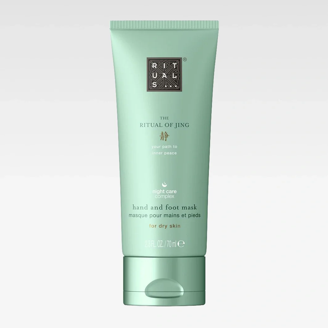 Grön tub med Rituals The Ritual of Jing hand and foot mask för torr hud. Förpackningen visar texten “your path to inner peace”, “night care complex”, “hand and foot mask” och “for dry skin”.