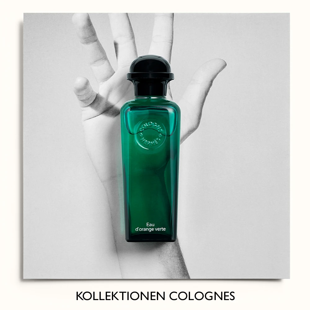 "Kollektionen Colognes". Parfymflaska från Hermès, Eau d'orange verte, placerad framför en svartvit bild av en hand.