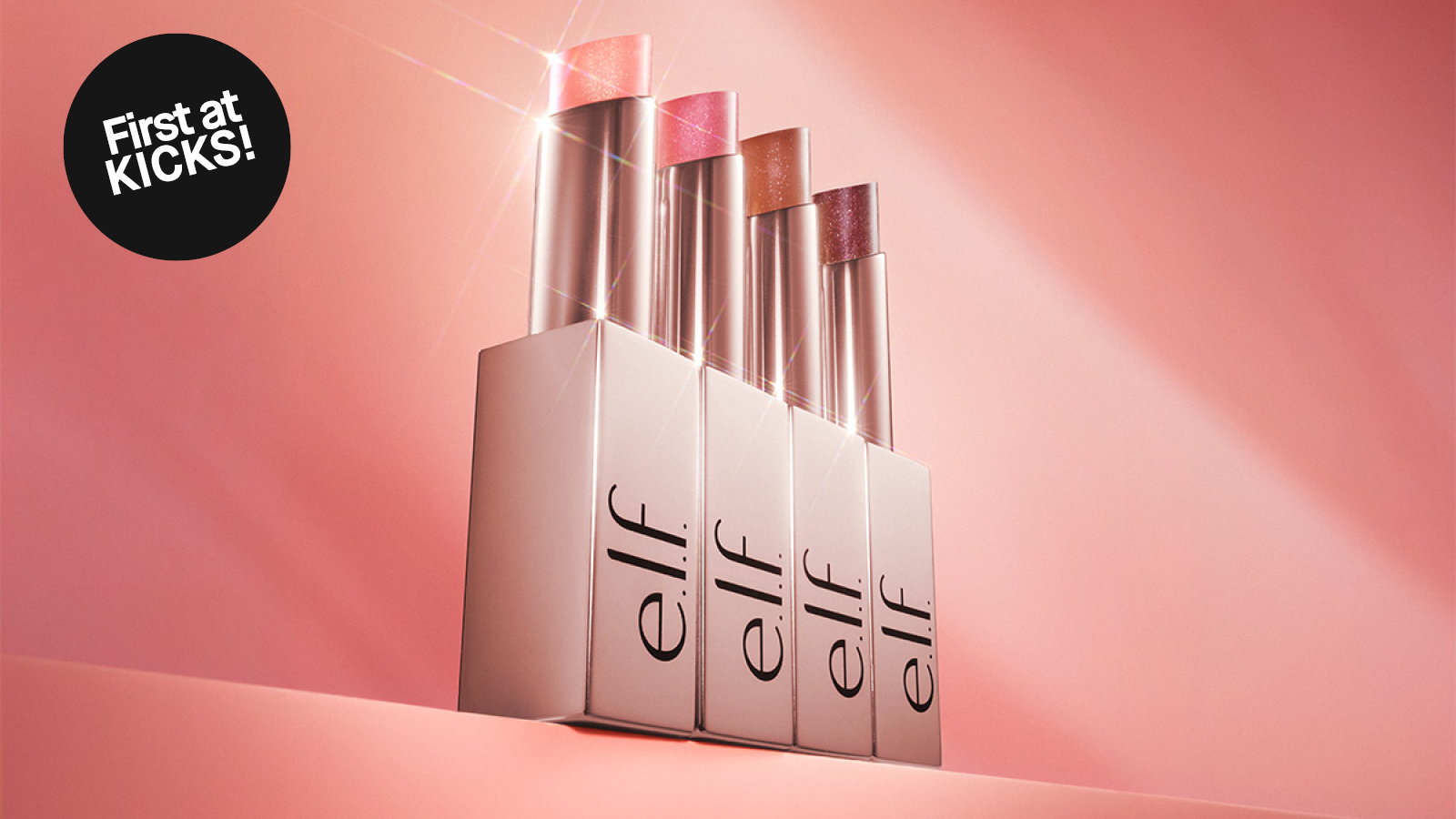 Viisi e.l.f. Cosmeticsin kimaltavaa huulituotetta ruusunpunaisissa, vaaleanpunaisissa, ruskeissa ja luumunvärisissä sävyissä. Ensin KICKSillä!