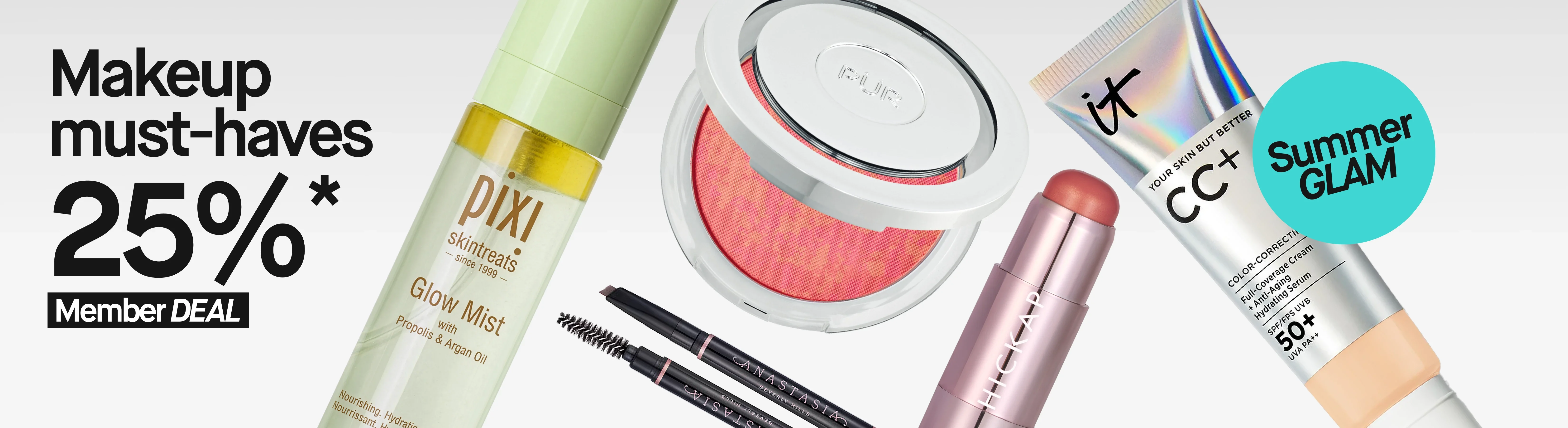 Kampanjebilde mot lys grå bakgrunn med teksten «Makeup must-haves 25%* Member DEAL» og en turkis sirkel med teksten «Summer GLAM». Produktene som vises er Pixi Glow Mist, Anastasia Beverly Hills brynspenn, PÜR pudderrouge, HICKAP makeupstick og IT Cosmetics CC+ Color-Correcting Full-Coverage Cream SPF 50+. Synlig tekst inkluderer «Pixi Skintreats», «Glow Mist», «Propolis & Argan Oil», «ANASTASIA», «PÜR», «HICKAP», «CC+», «SPF/FPS UVB 50+», «Summer GLAM» og «Member DEAL».