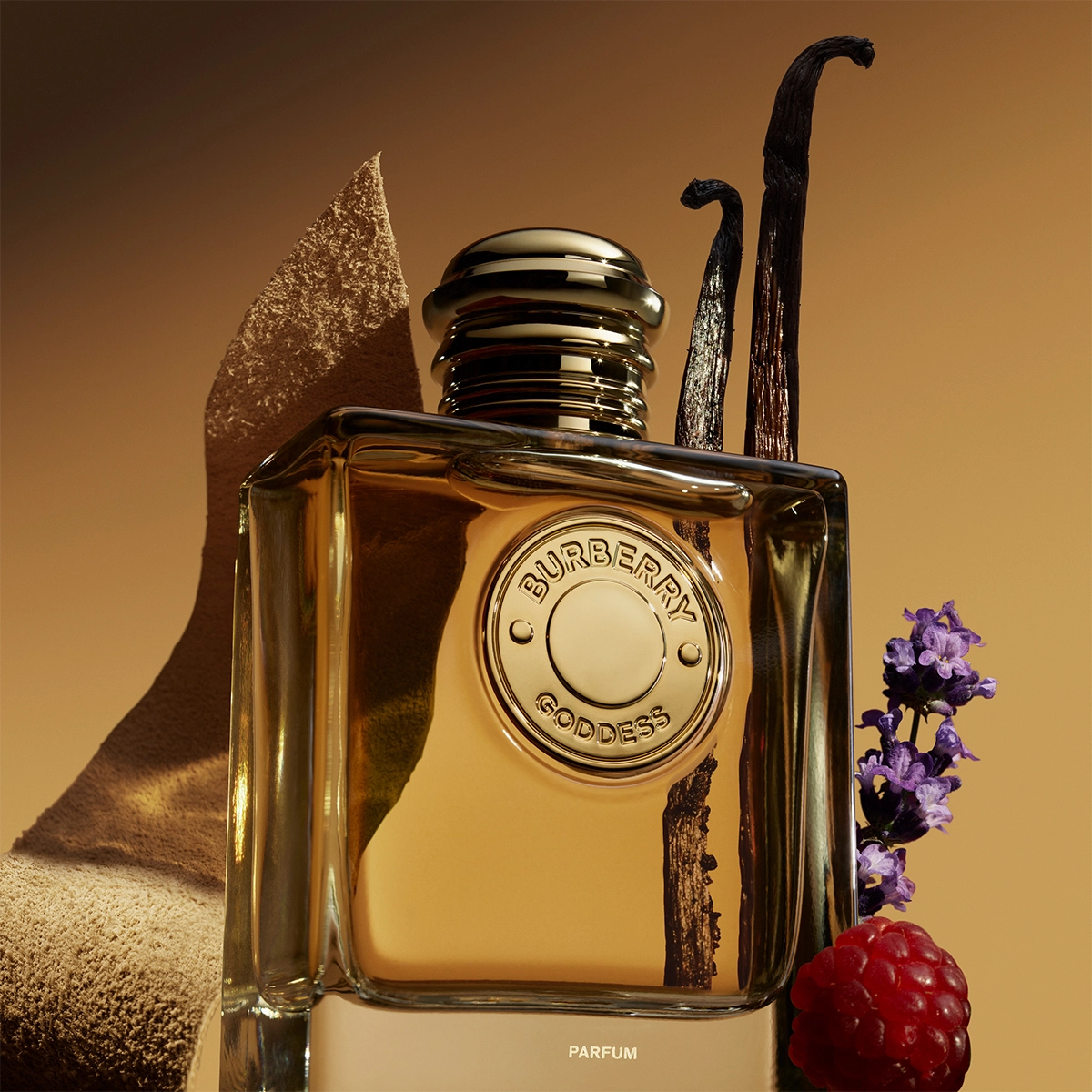 BURBERRY GODDESS - Parfymflaska med guldkork. Runt flaskan finns vaniljstänger, hallon, lavendel och en bit läder.