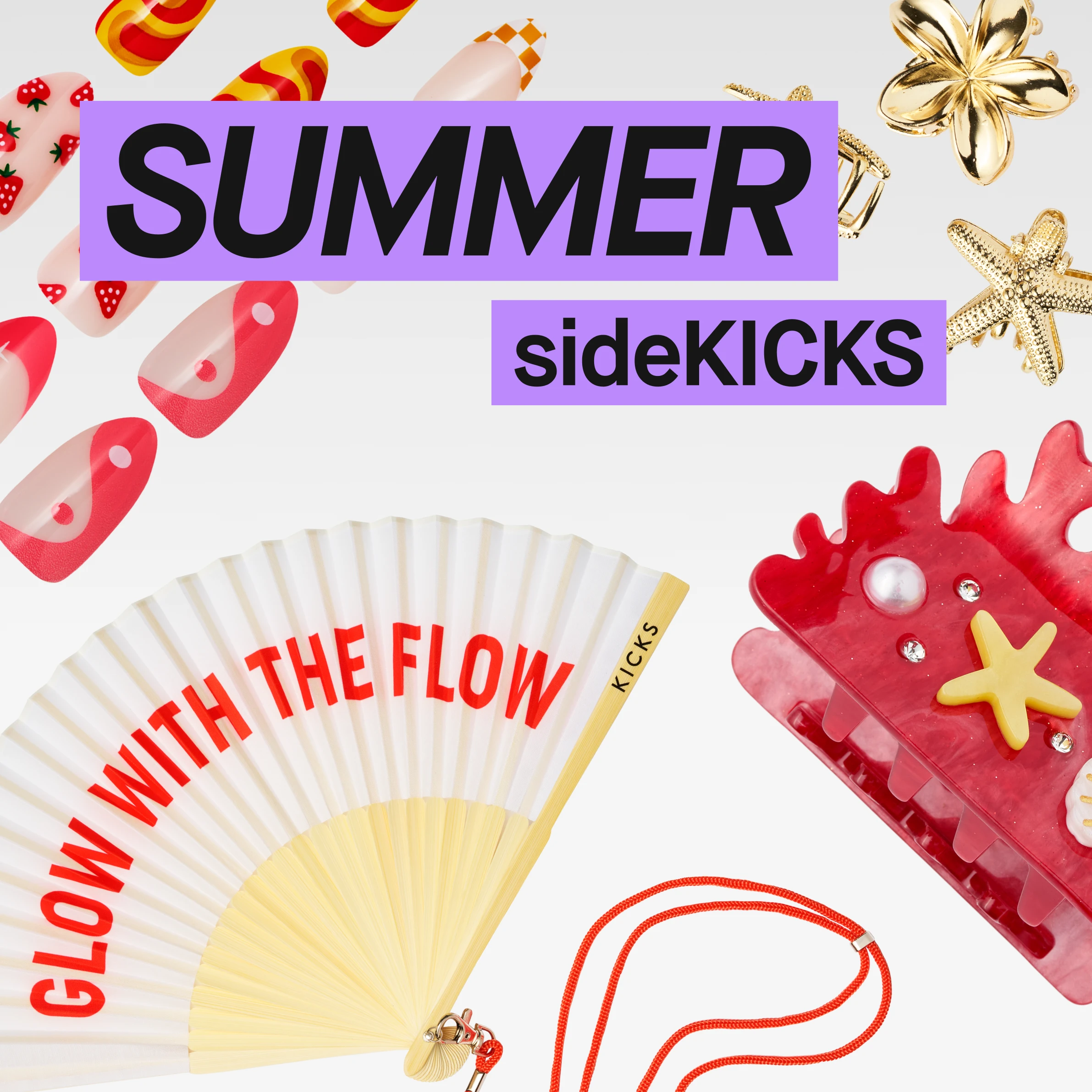 Sommeraccessoirer og negledesign med teksten "SUMMER sideKICKS", inkludert hårklype, smykker og vifte med "GLOW WITH THE FLOW" og "KICKS".